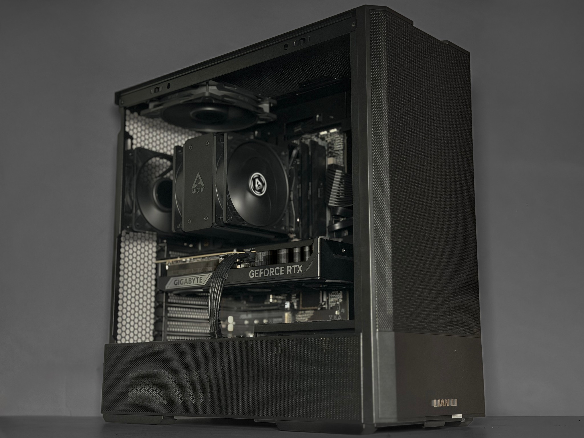 Stealth Pro — RTX 5080 | Ryzen 7800X3D | 32GB DDR5 | Quiet High-End Gaming PC (2TB)