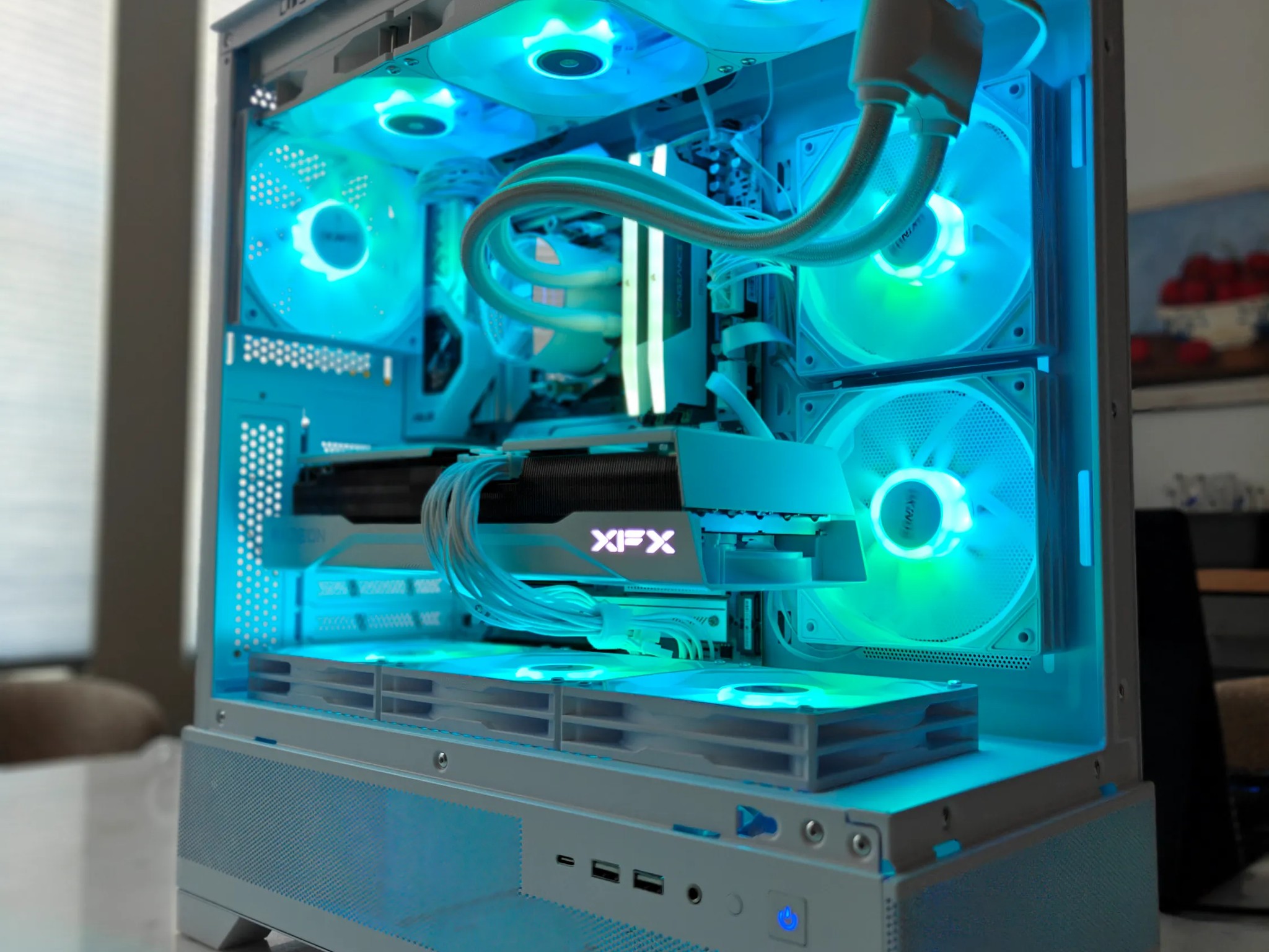 4K - 1440P - AMD Radeon RX 9070 XT - AMD Ryzen 7 7700X - 32GB DDR5 6000 - All White build