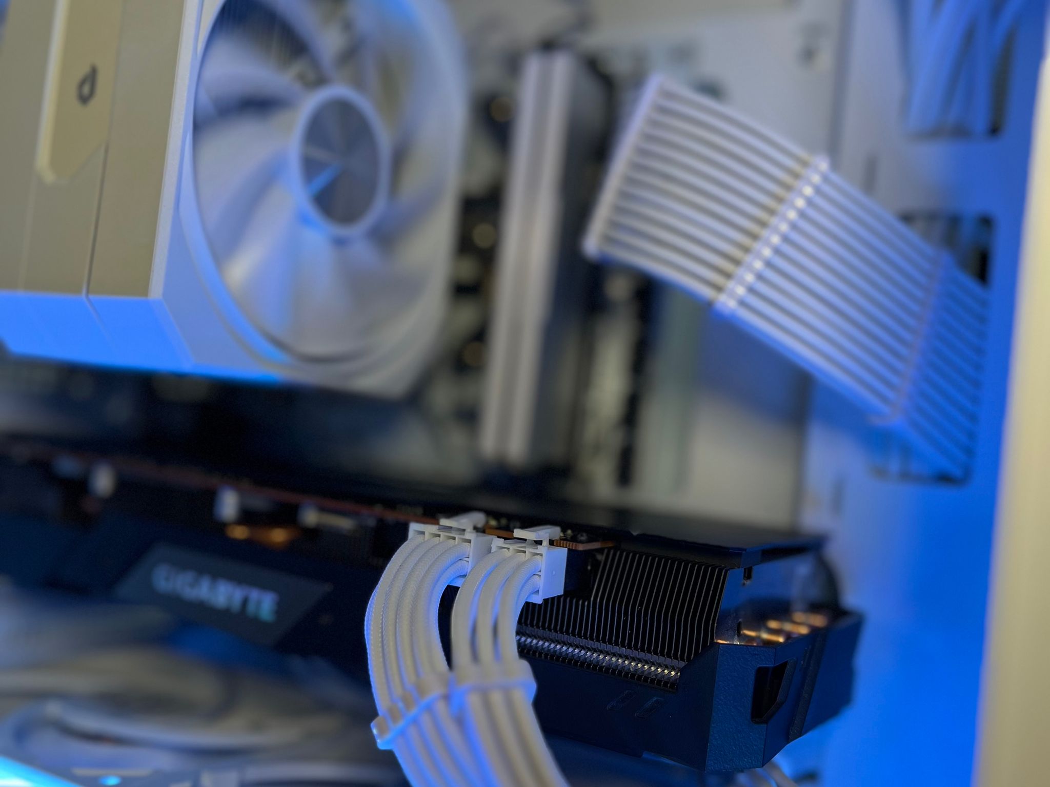 WHITE GAMING PC(RYZEN 5 3500x+RX 5700xt)