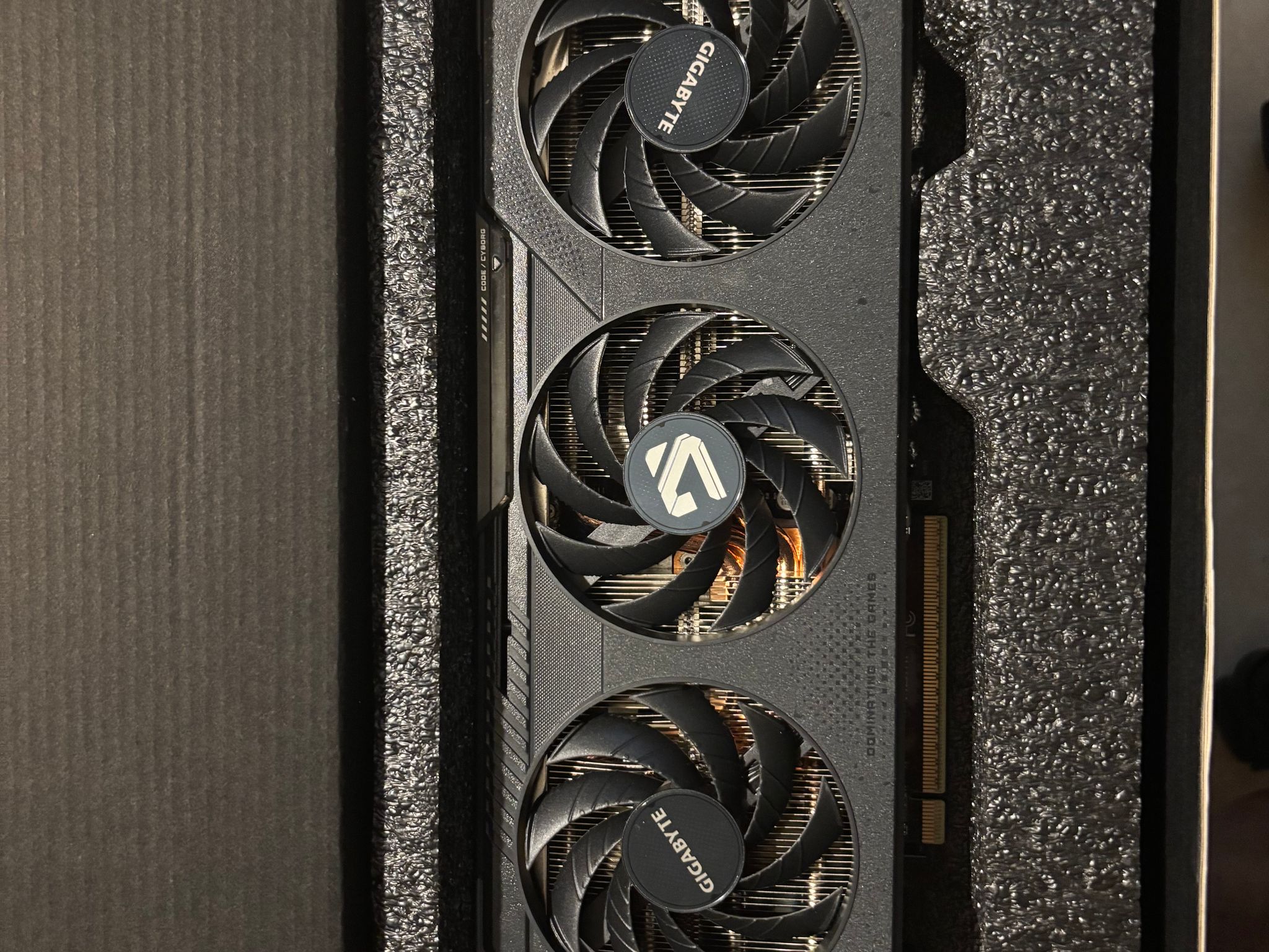 GIGABYTE 9060XT 16Gb OC LIKE NEW