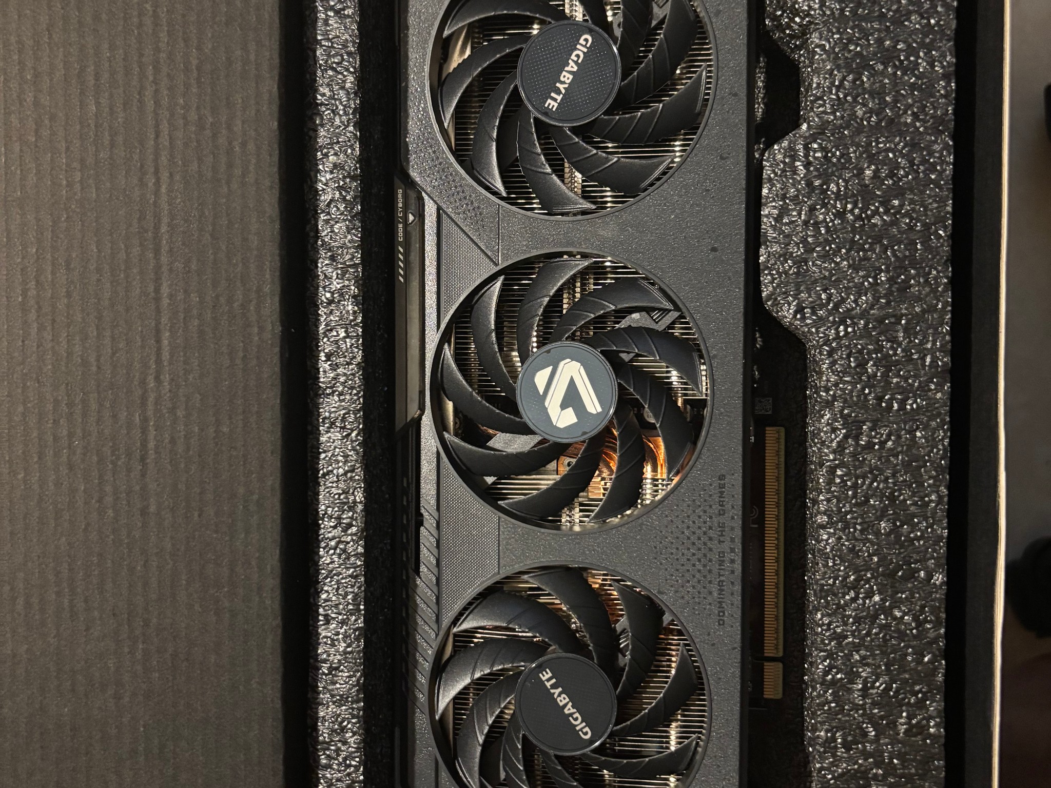 GIGABYTE 9060XT 16Gb OC LIKE NEW