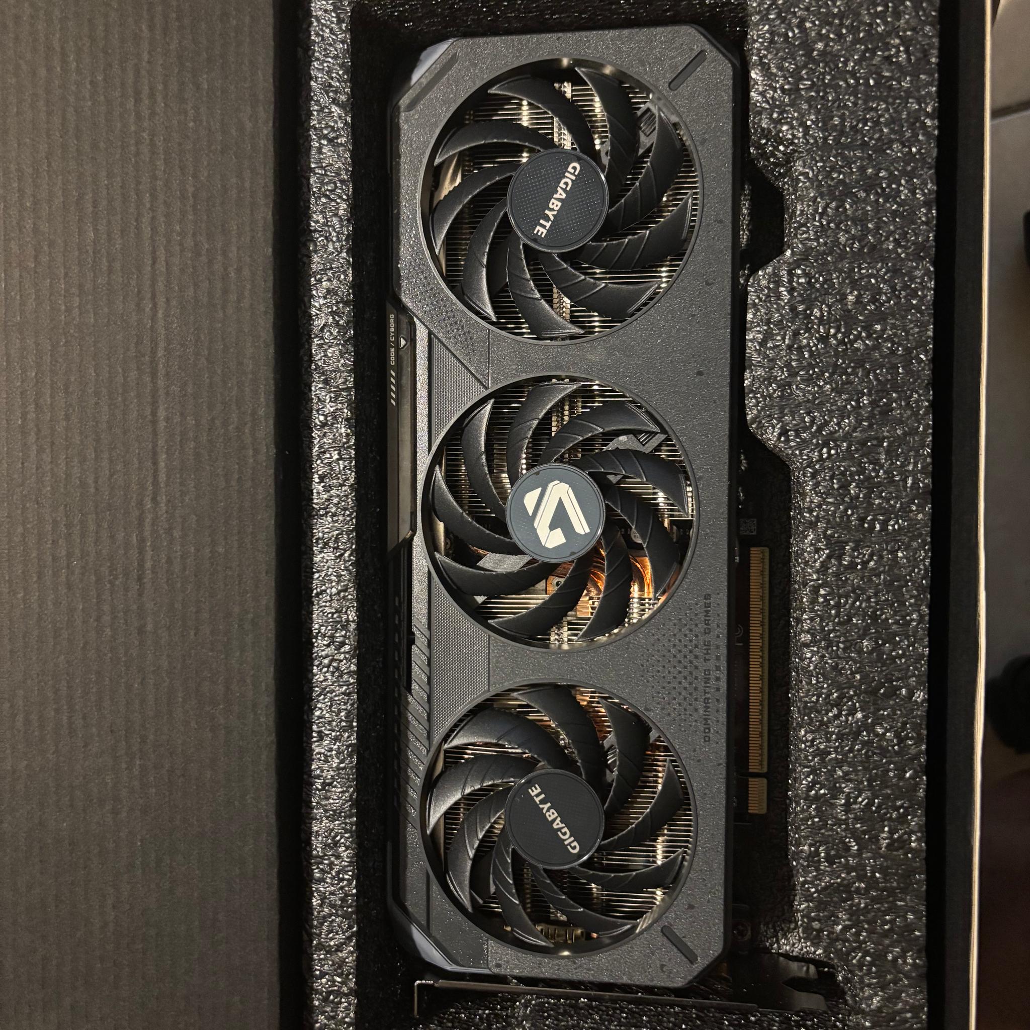 GIGABYTE 9060XT 16Gb OC LIKE NEW