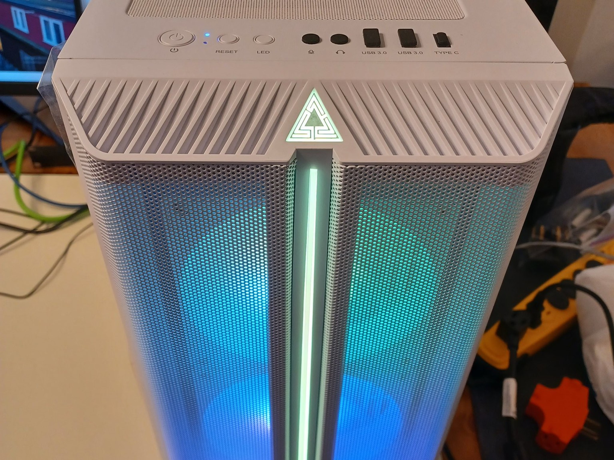 [model011unit1] White 1440p Gaming Mid-Tower (RTX 4070 Ti Super + Ryzen 7 9800X3D + 32GB DDR5)