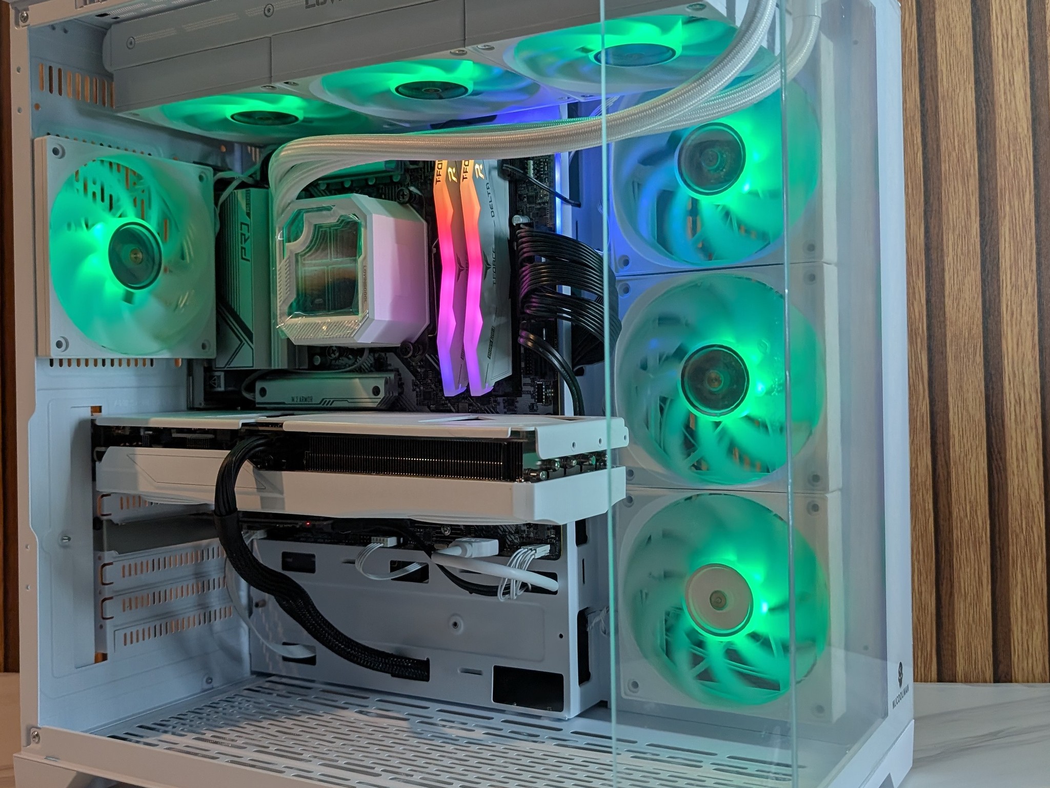 RTX 5070 | RYZEN 5 7600X | 1TB SSD | 16GB DDR5 | 750W | 360MM AIO