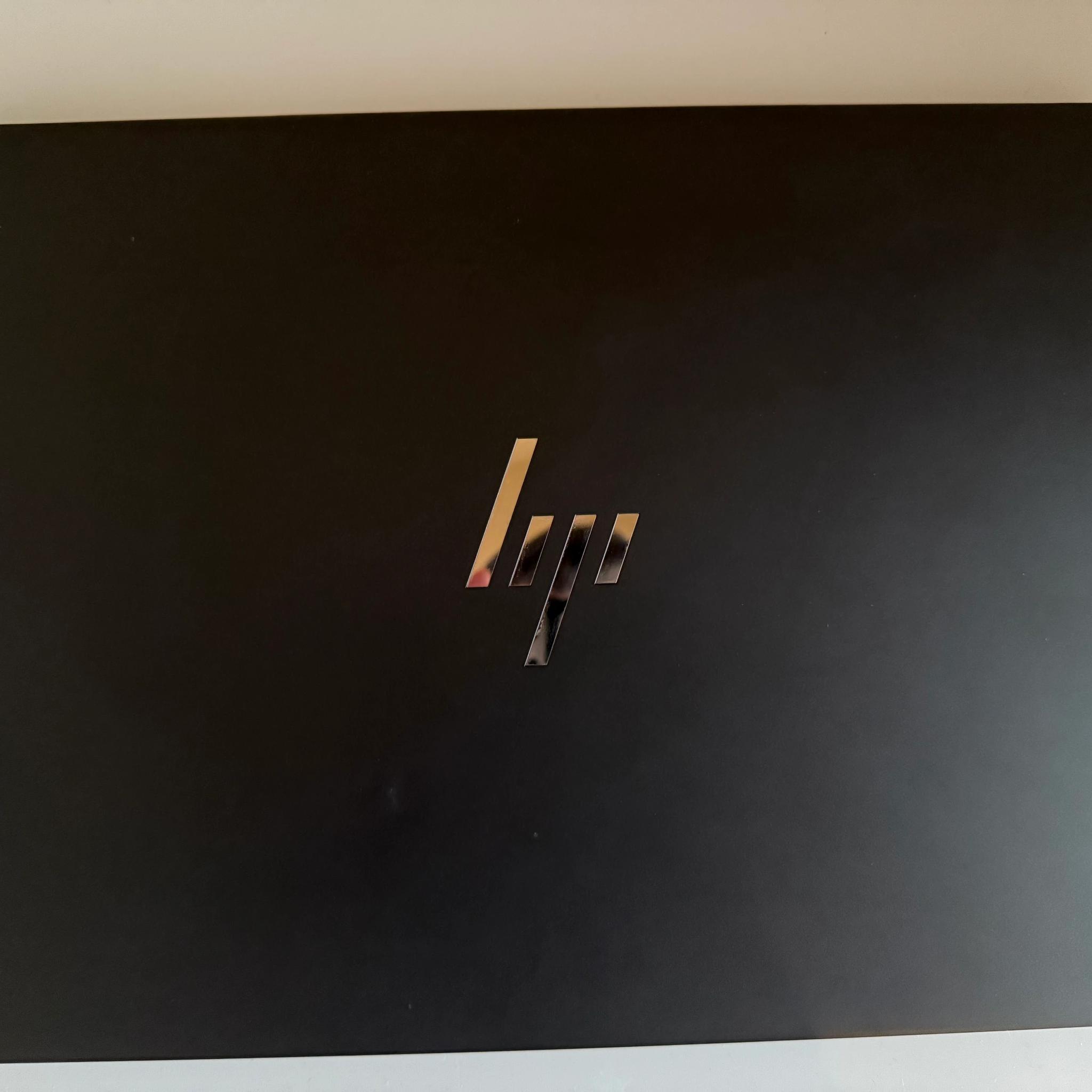 $1400 laptop for $400-HP Dragonfly Pro One 2024 laptop, under warranty. 7736u CPU and 680M igpu.