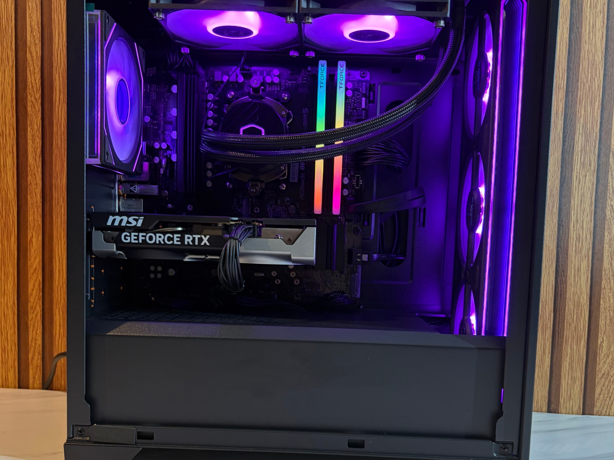 RTX 5060 | RYZEN 5 8400F | 16GB DDR5 | 1TB SSD | 650W | 240MM