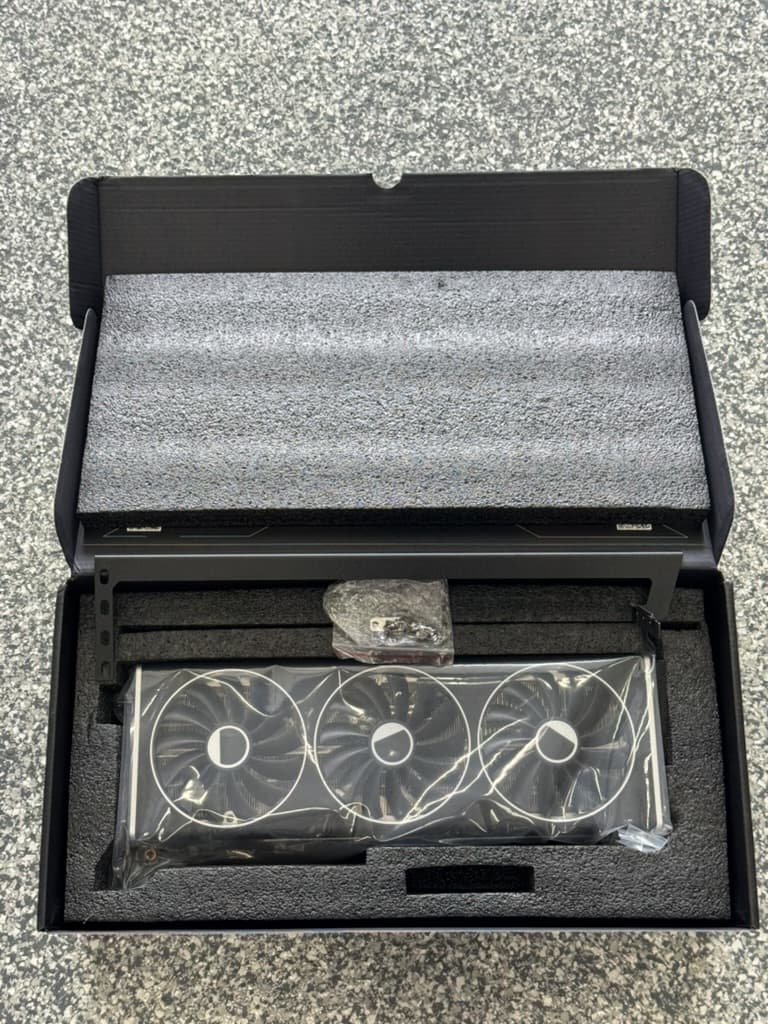 7900 XT XFX - Speedster MERC310 AMD Radeon RX 7900XT 20GB GDDR6 PCI Express 4.0 Gaming Graphics Card