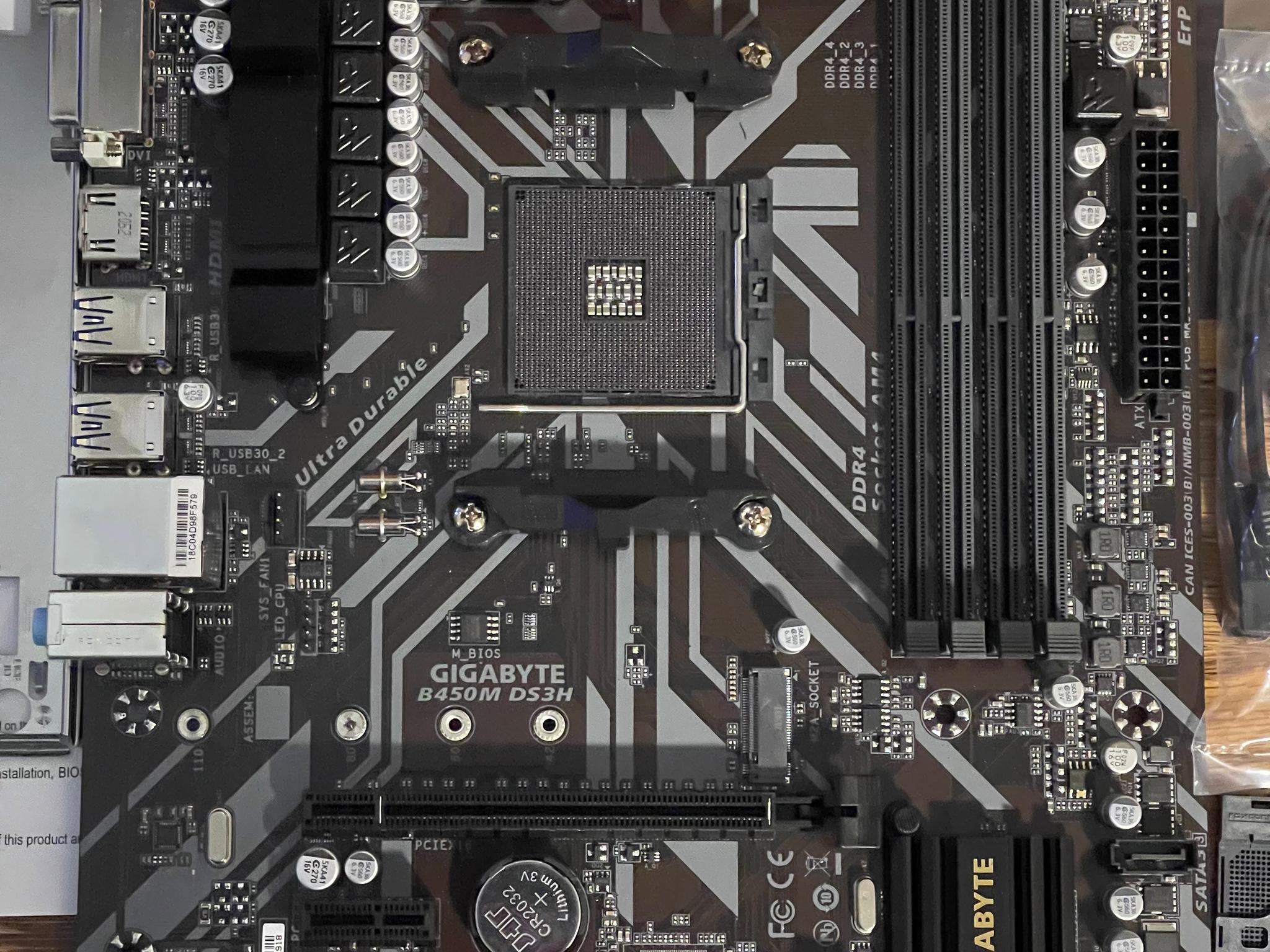 Used, Gigabyte B450 DS3H AM4, broken socket cover