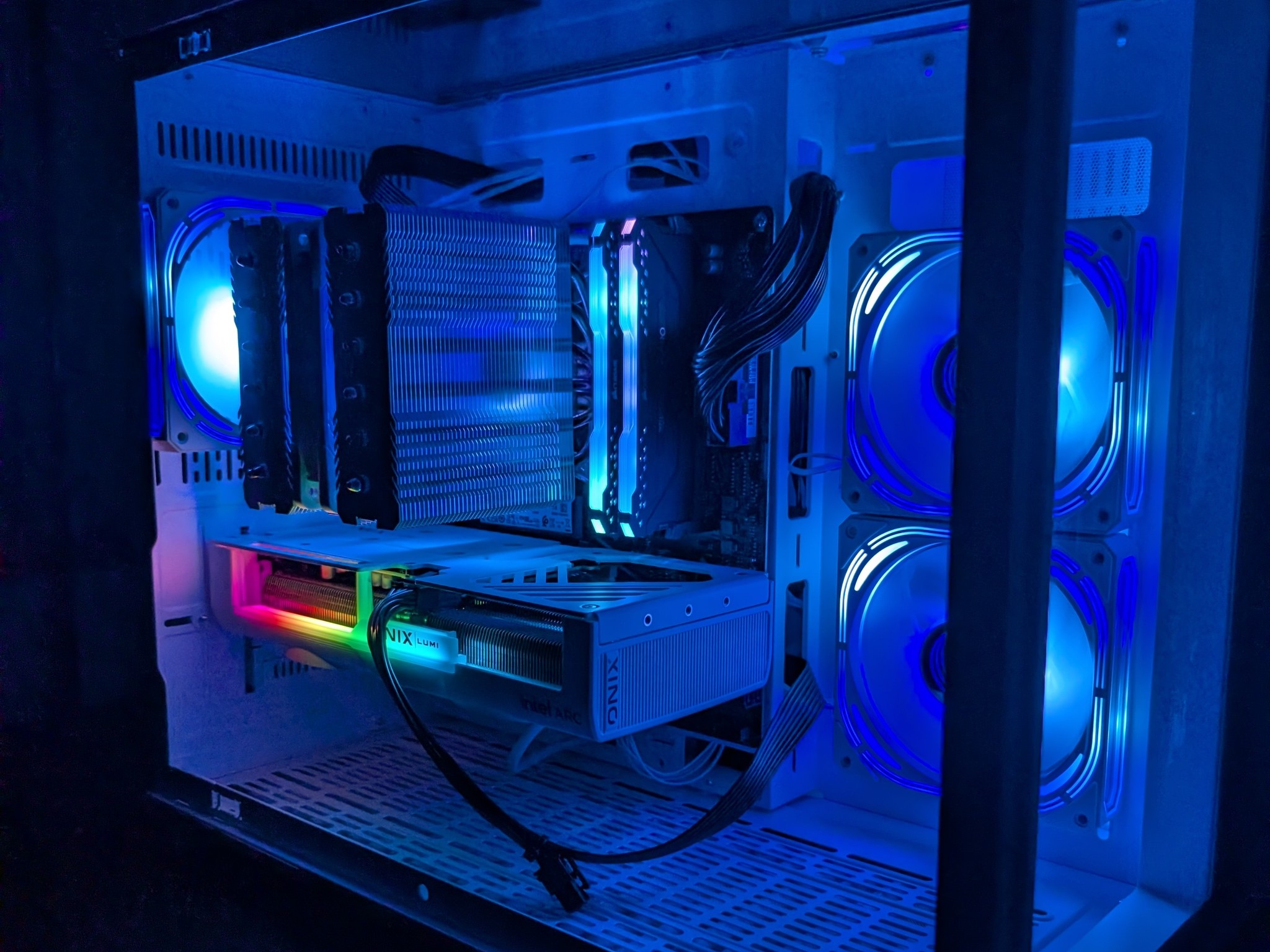 White Compact Gaming PC Arc B580-Ryzen 7 5700x-32GB DDR4 3200-1 TB NVME
