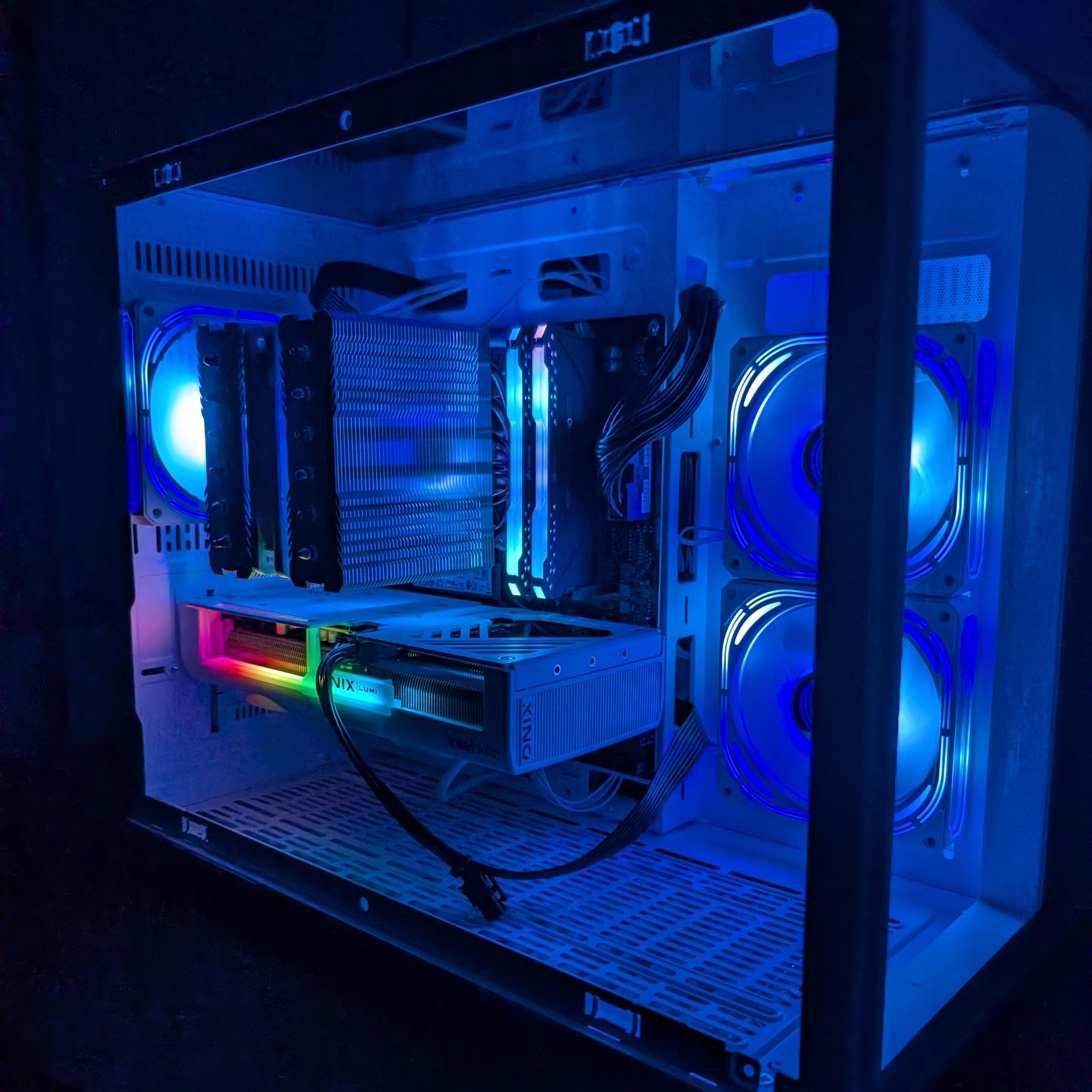 White Compact Gaming PC Arc B580-Ryzen 7 5700x-32GB DDR4 3200-1 TB NVME