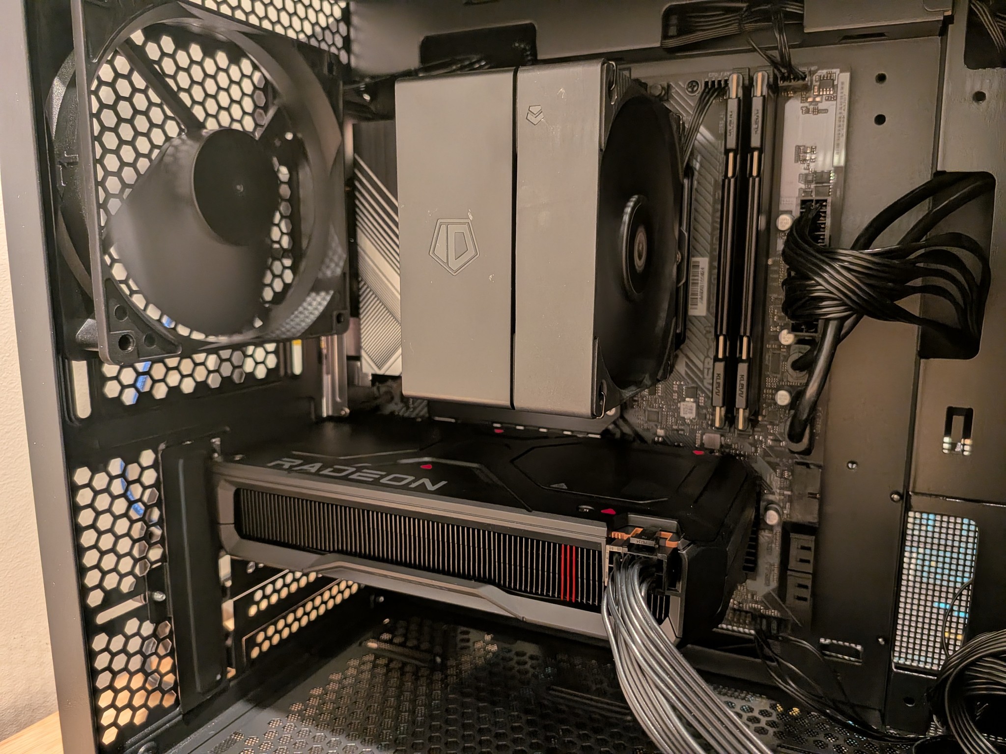 Blackout 7600 - Ryzen 5 7600, RX 7600, 32GB RAM, 1TB NVMe SSD, SteamOS