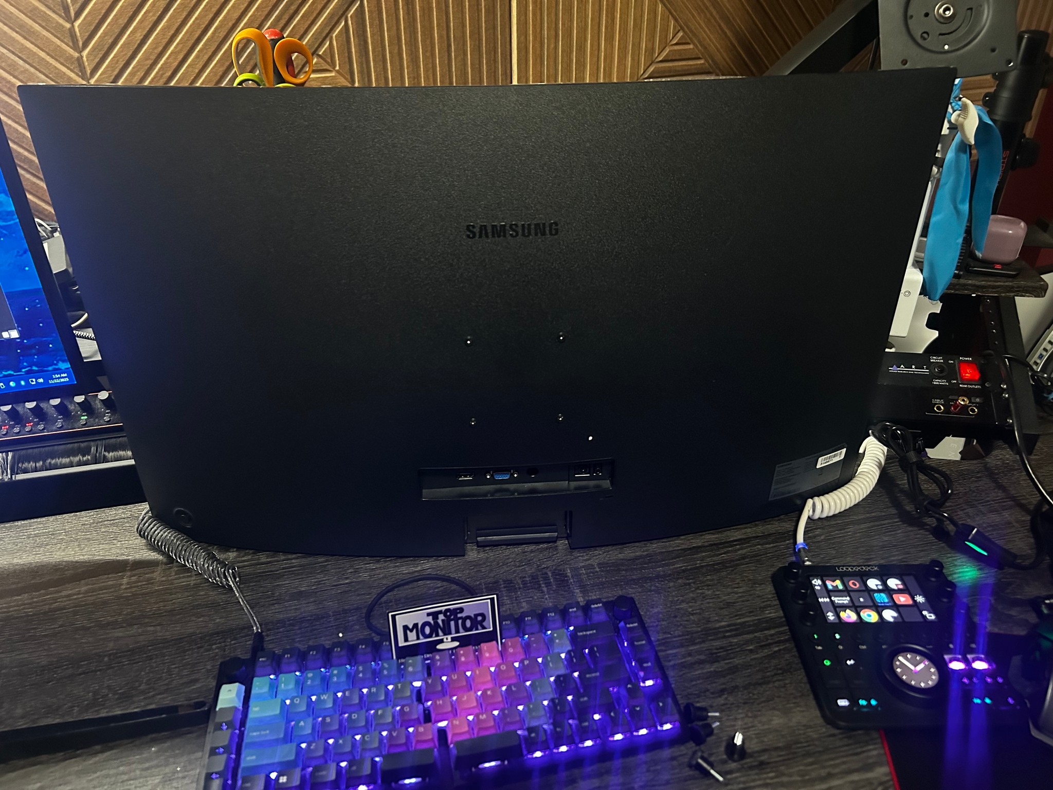 Samsung 32” FHD (1920 x 1080) (75hz) Curved Monitor with Bezel-Less Design (Refurbished)