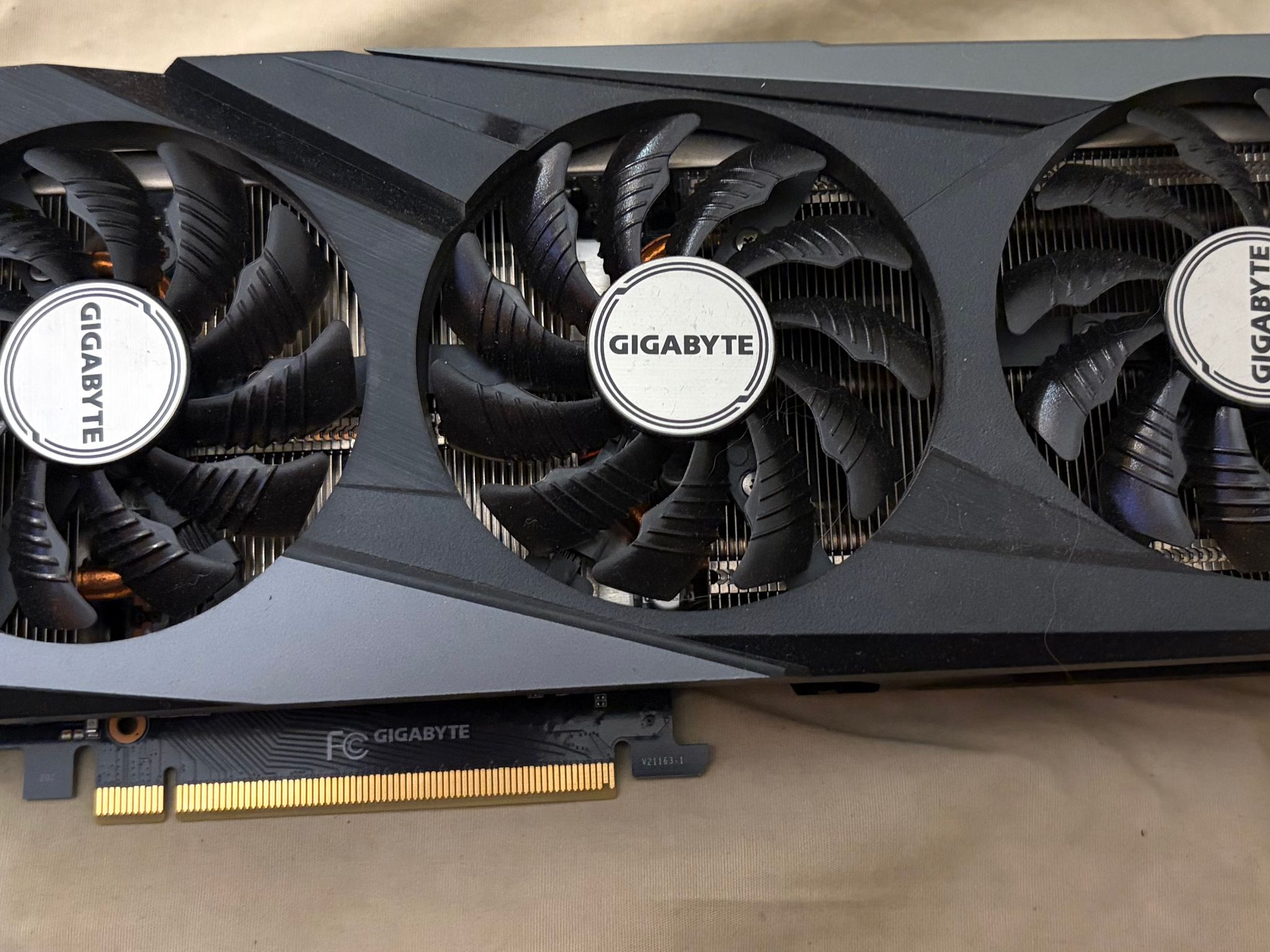 GIGABYTE - NVIDIA GeForce RTX 3060 12GB GDDR6 PCI Express 4.0 Graphics Card - Black
