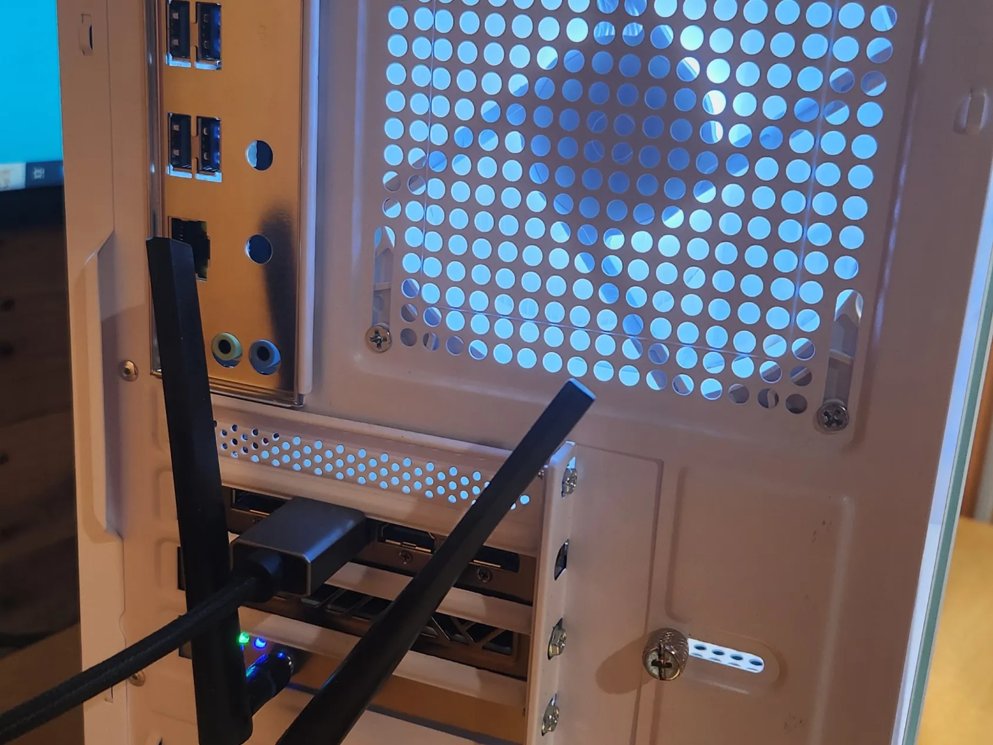 WHITE GAMING PC RX 7600, i7-6850k, 32GB RAM, 512GB SSD