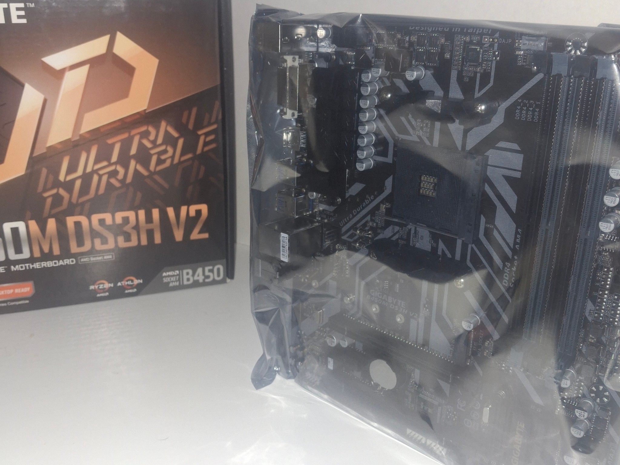GIGABYTE B450M DS3H V2 AM4 AMD B450 Micro ATX AMD Motherboard
