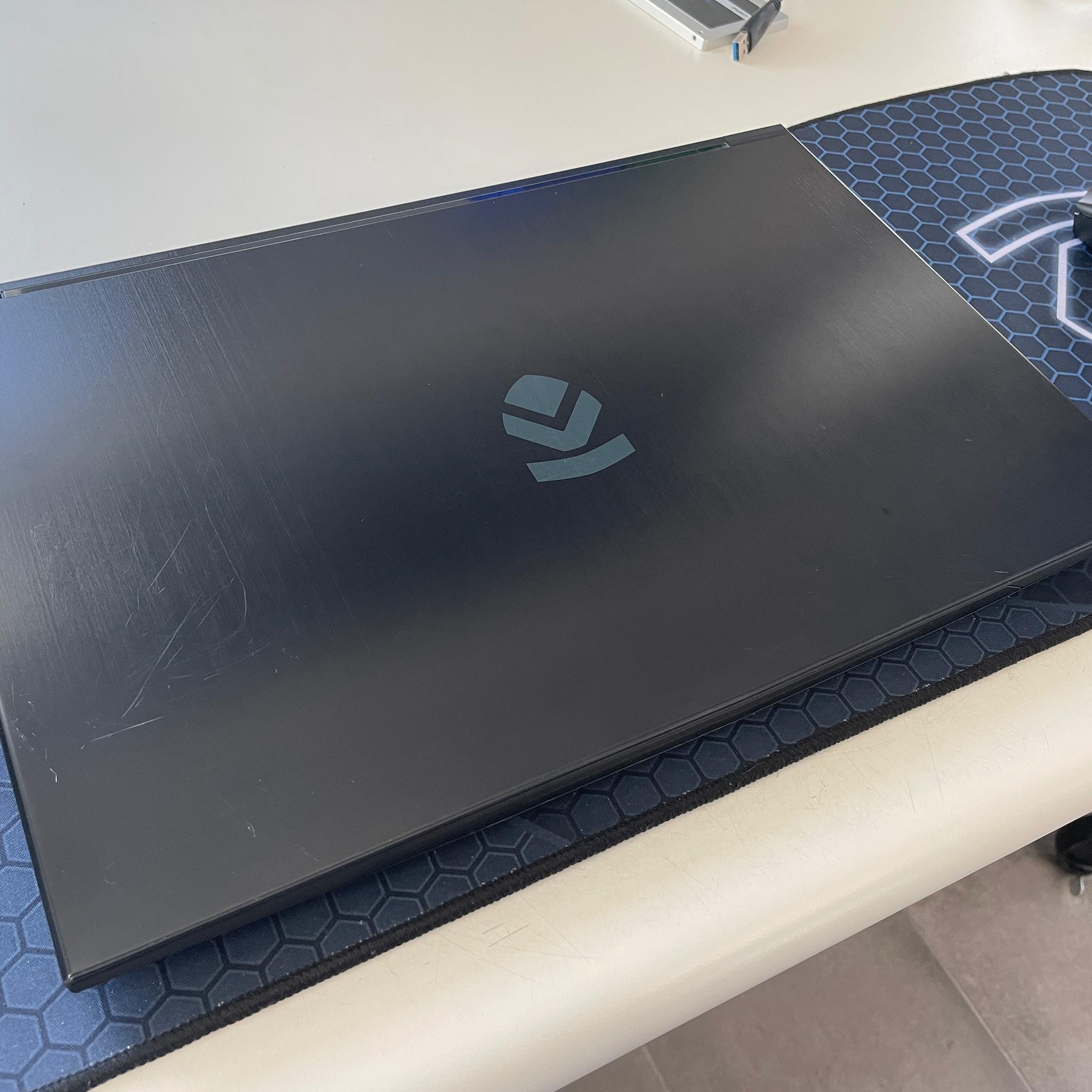 Eluktronics Mech-17 G1R + i7-8750H + RTX 2060 + W10 Home + 32GB Ram