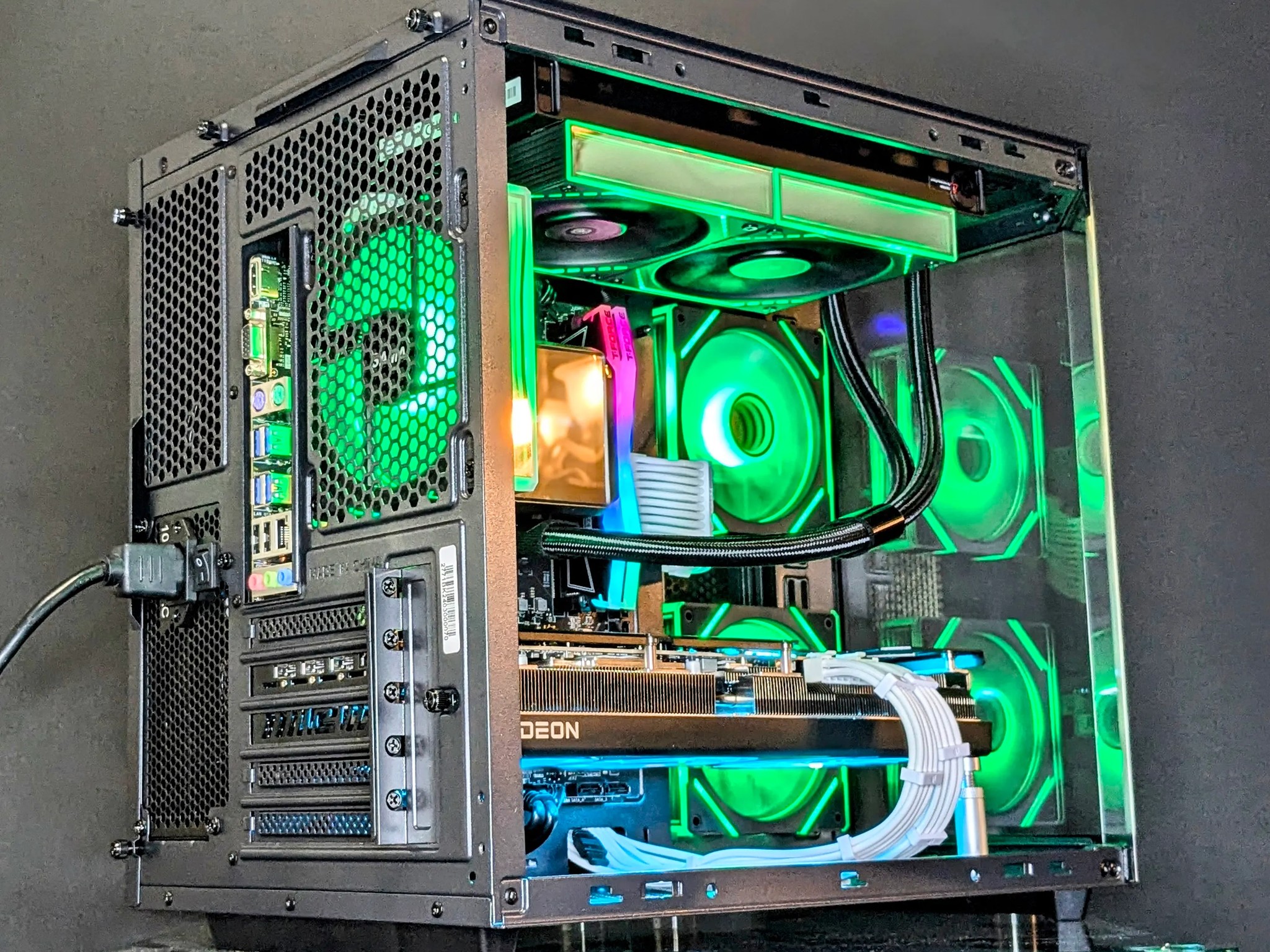 BF💲🏷️ Liquid Cooled/RX 7800XT⚫️Ryzen 8400F(AM5)⚫️32GB DDR5@5200MHz⚫️1TB NVMe/ PCIE 4.0⚫️Windows 11