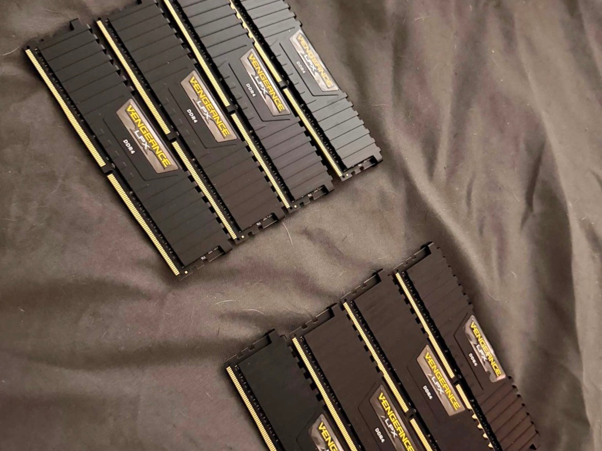 Corsair Vengeance LPX 32GB (8x4GB) DDR4 3000MHz RAM (8 sticks )