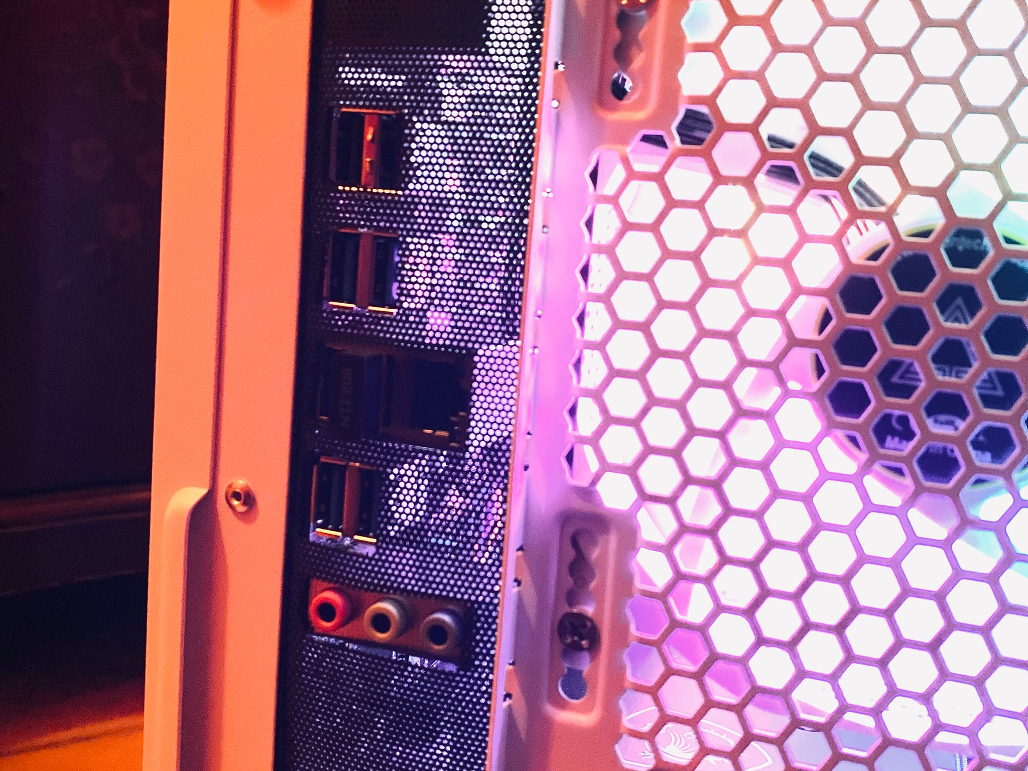 ホワイトドラゴン|RX 6650XT-Ryzen 5 5600X-16GB Corsair RGB RAM w/Over 2TB of Extra Storage 