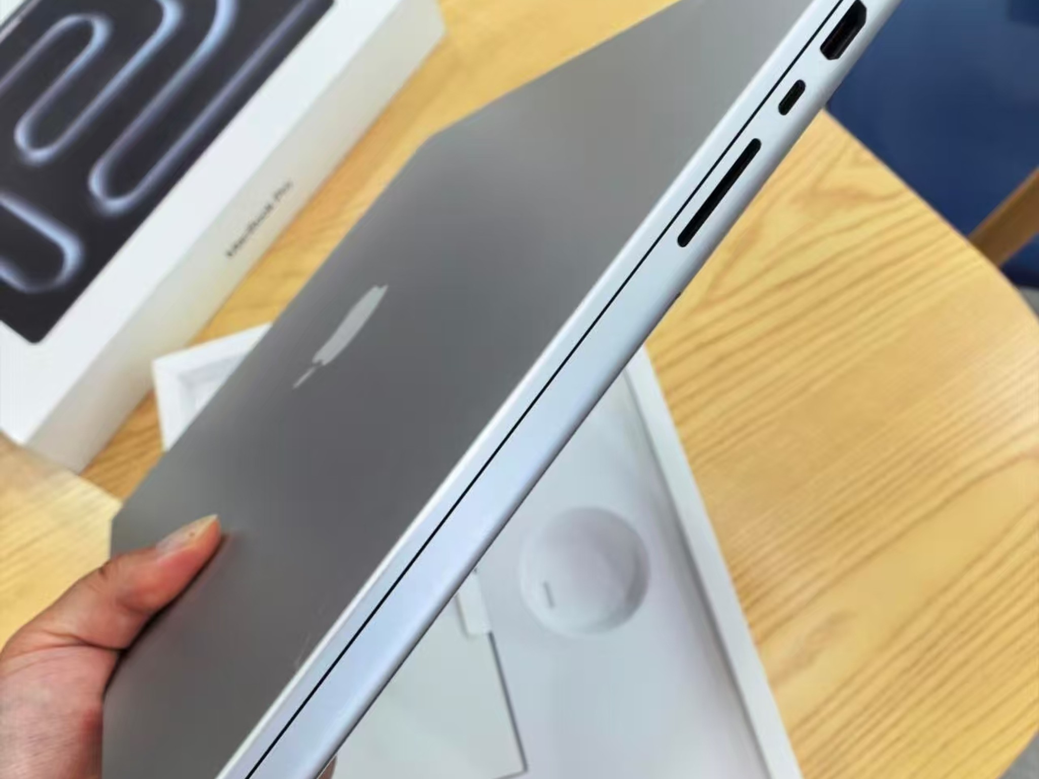 Apple MacBook Pro 16-inch M5 Pro 24GB 1TB SSD Silver – Nano-Texture Display