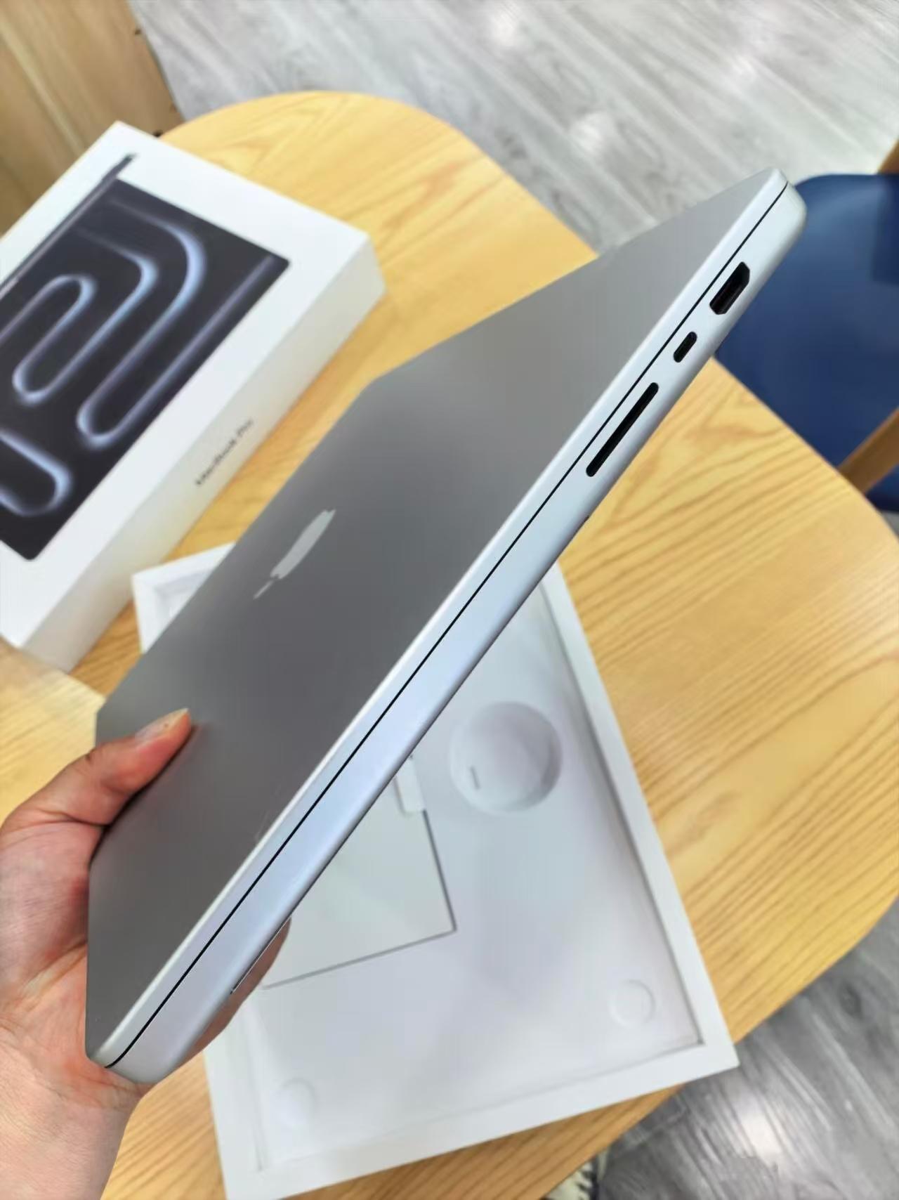Apple MacBook Pro 16-inch M5 Pro 24GB 1TB SSD Silver – Nano-Texture Display