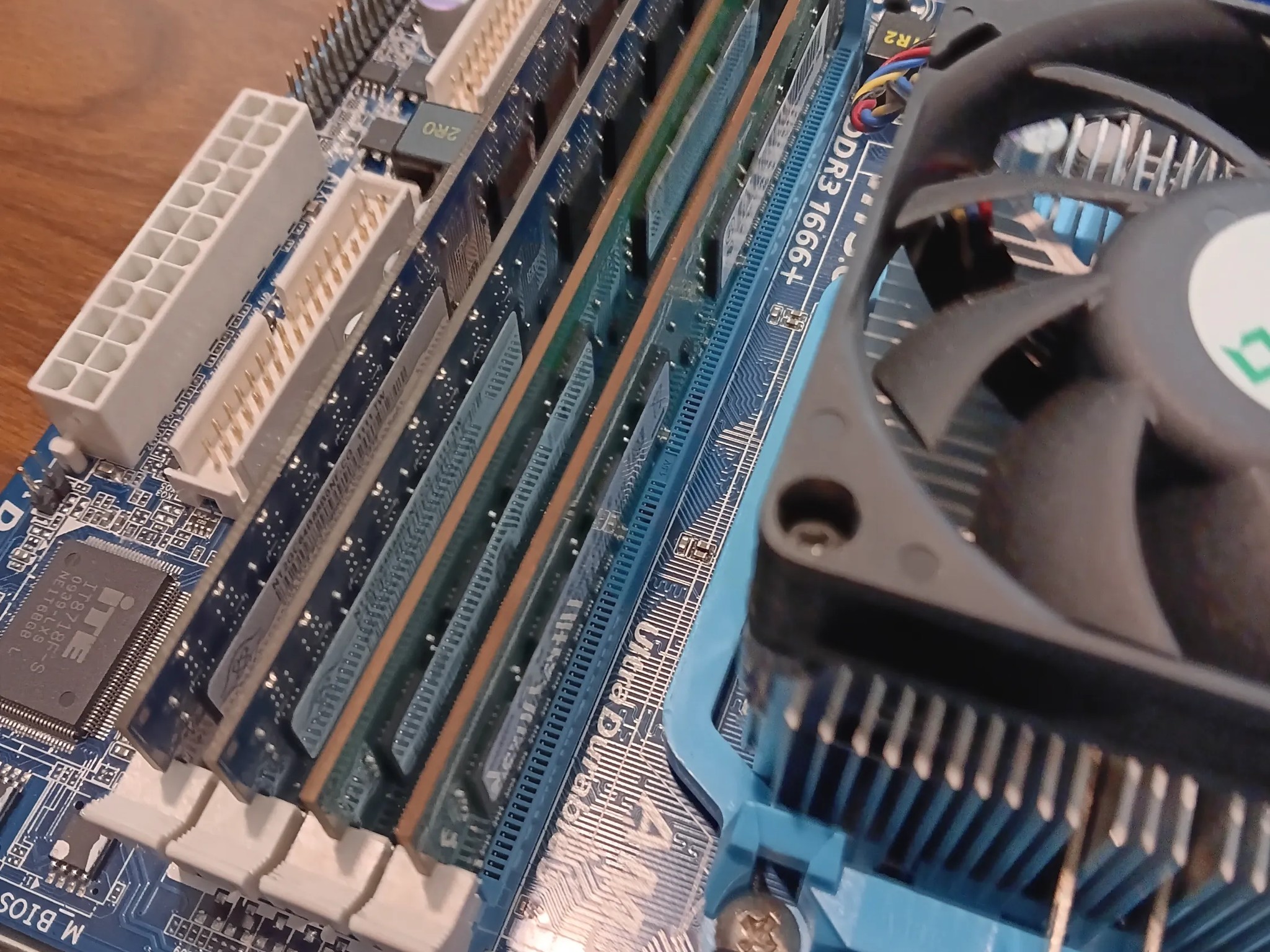 Gigabyte GA-MA785GMT-UD2H AM3 MB Athlon II X2-240 2.8GHz 8GB DDR3 1333 RAM