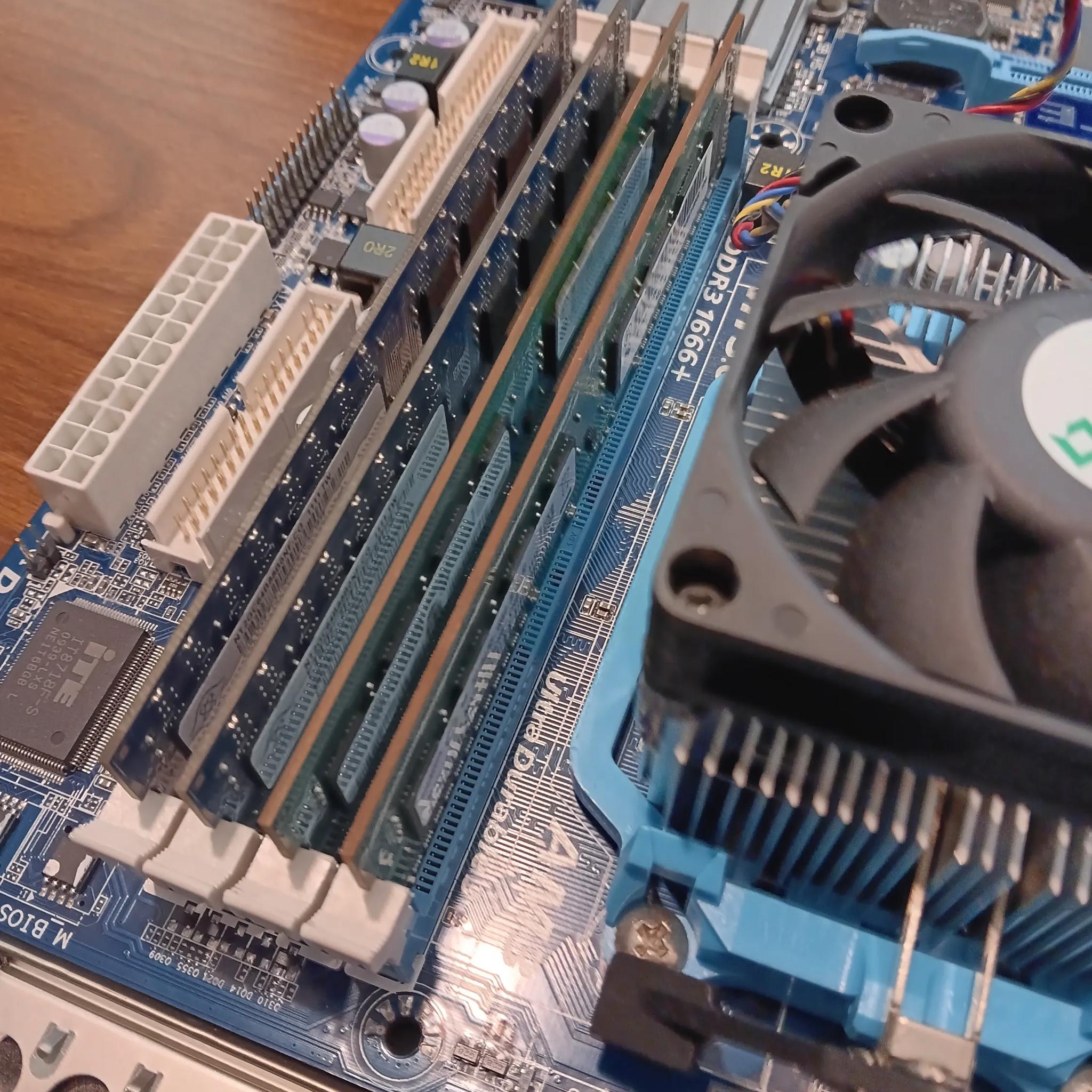Gigabyte GA-MA785GMT-UD2H AM3 MB Athlon II X2-240 2.8GHz 8GB DDR3 1333 RAM