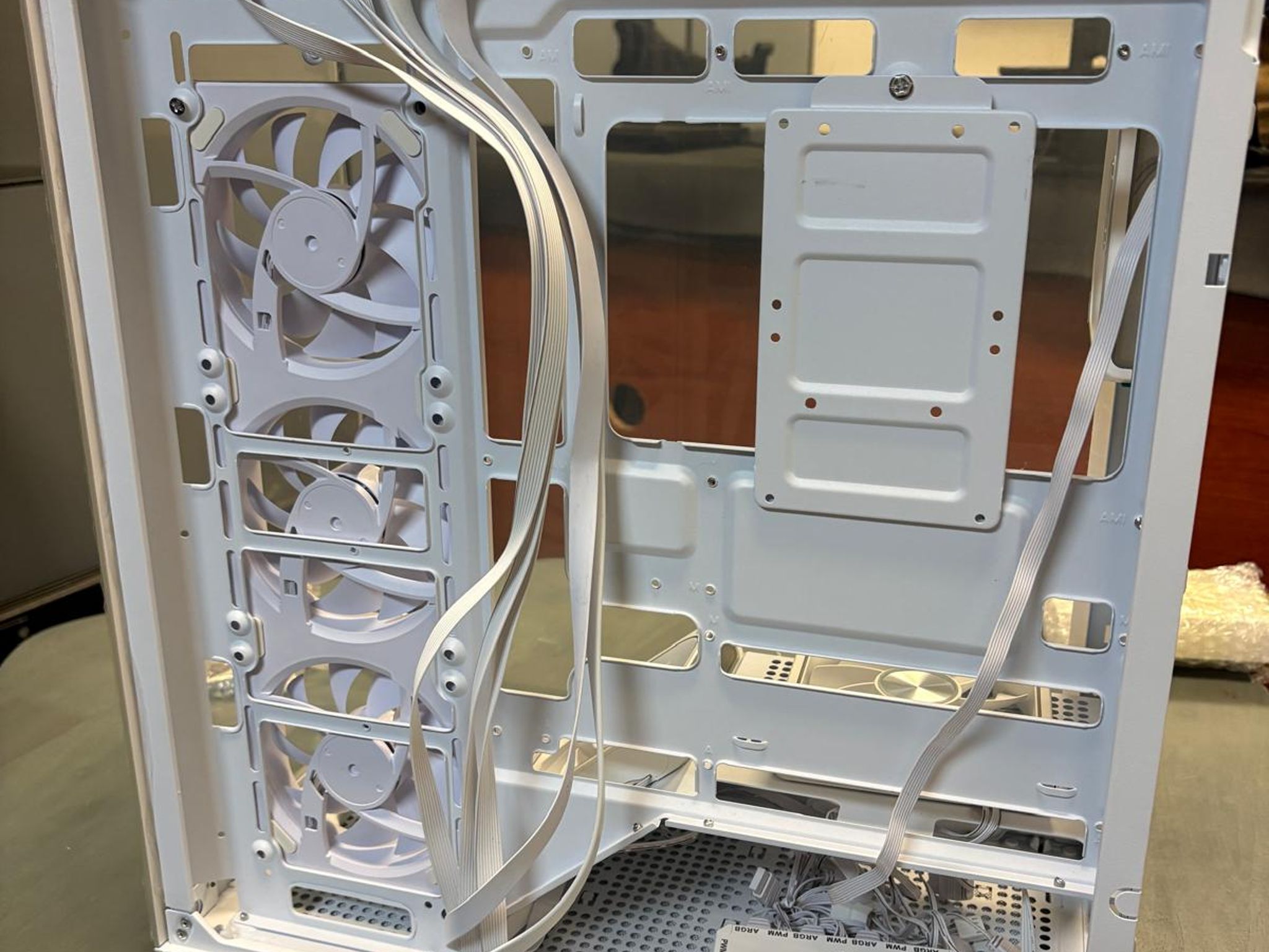 NEW - White Compact Dual-Chamber Mid Tower Airflow Case with Tempered Glass