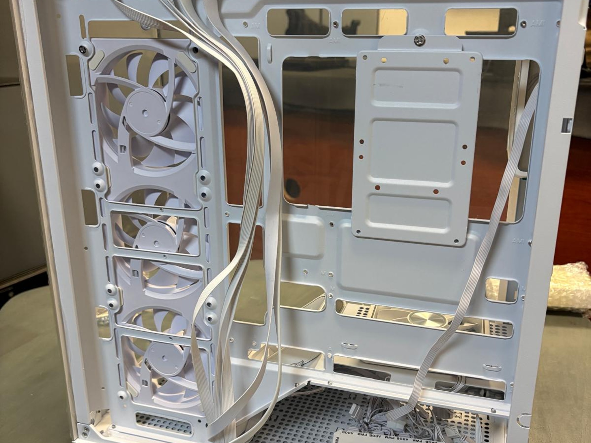 NEW - White Compact Dual-Chamber Mid Tower Airflow Case with Tempered Glass