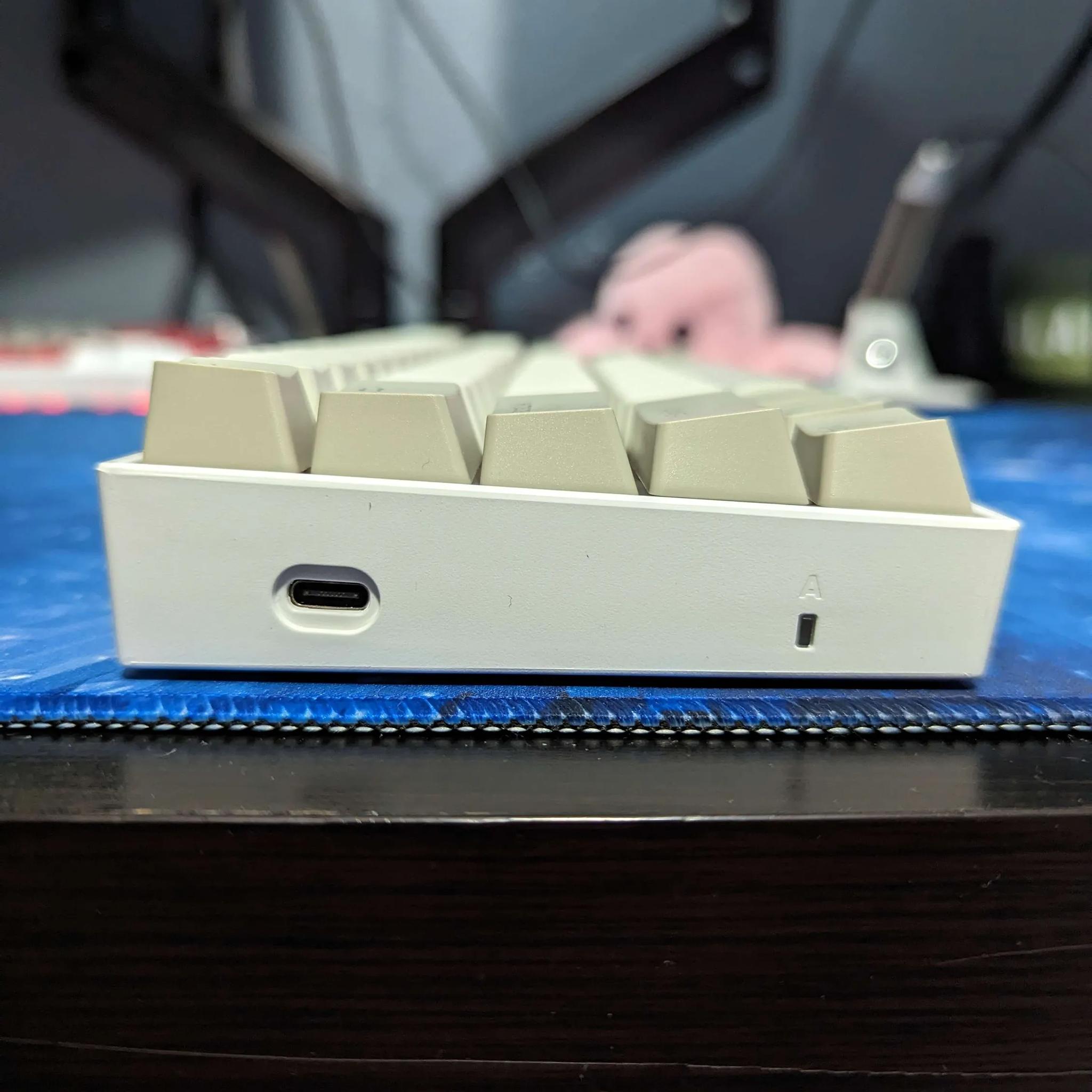 Redragon K630 - Beige Keycaps