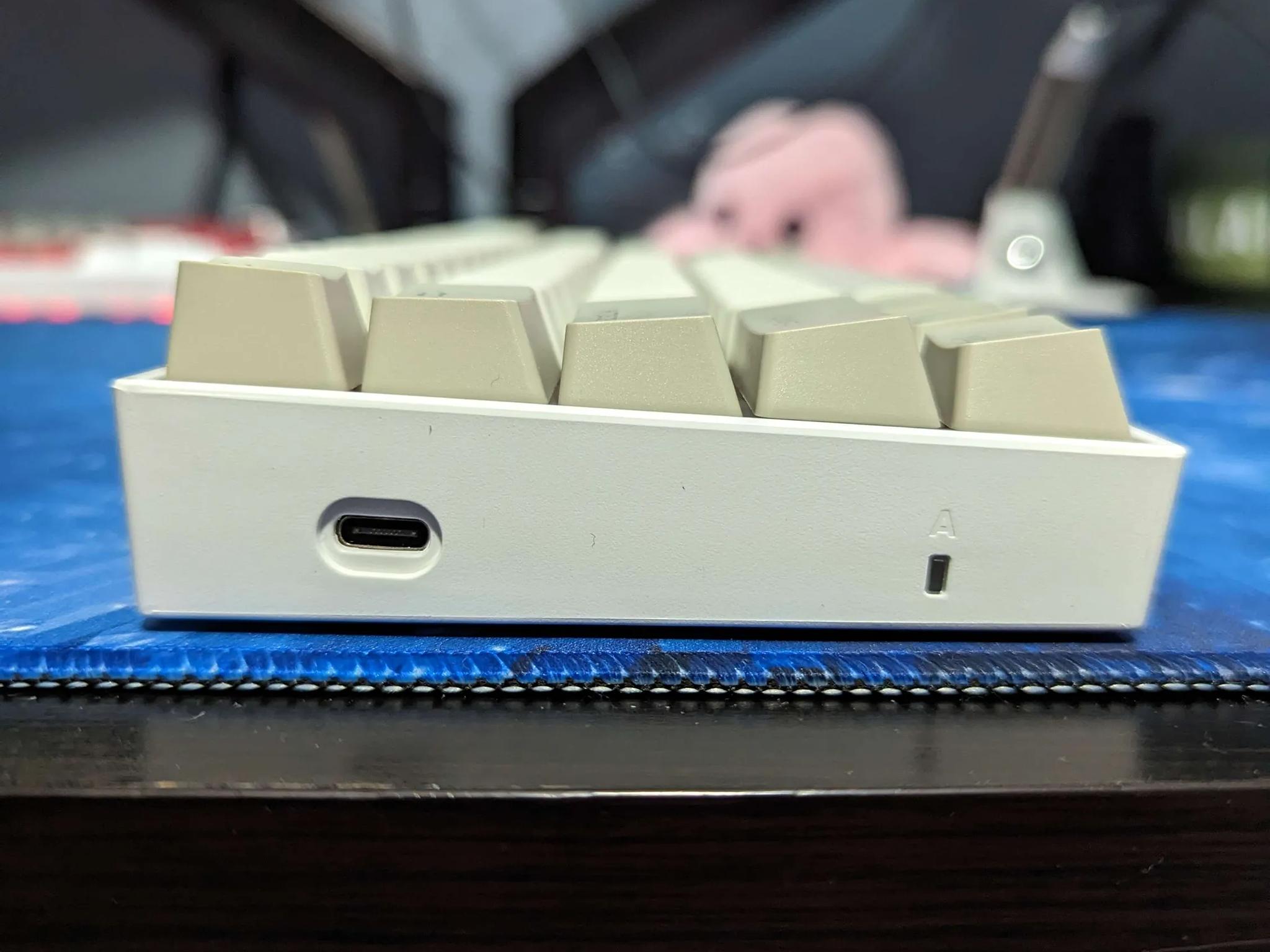 Redragon K630 - Beige Keycaps
