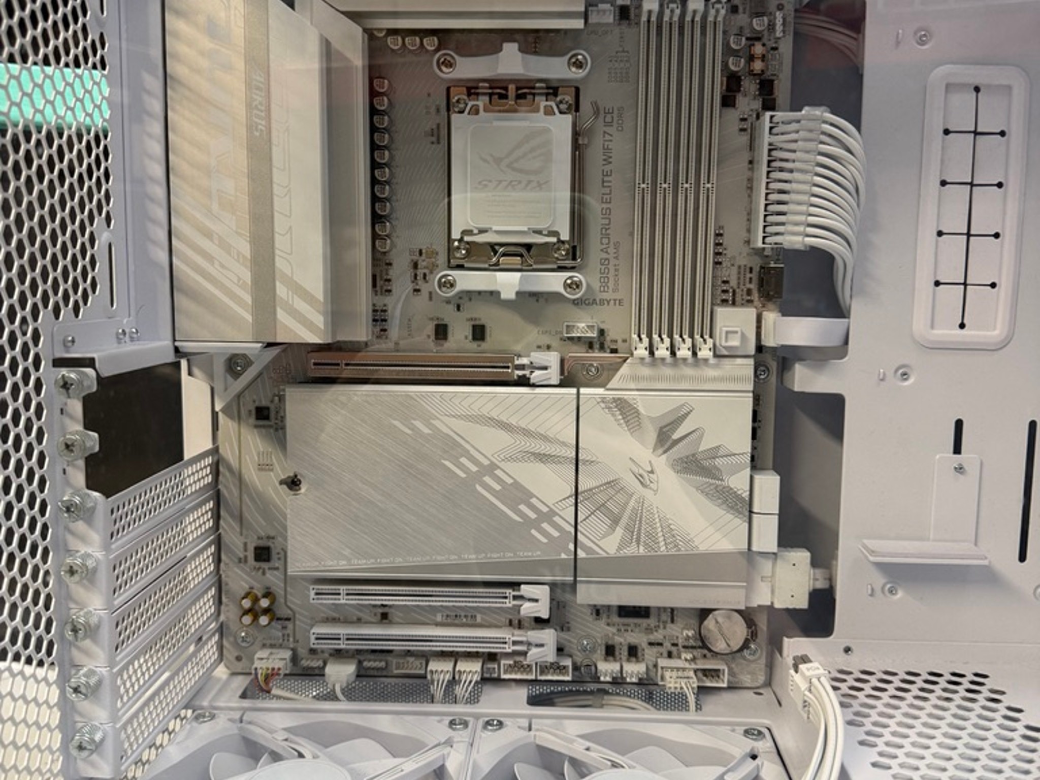 White PC Parts Bundle: B850, RM1000e, Lian Li 207