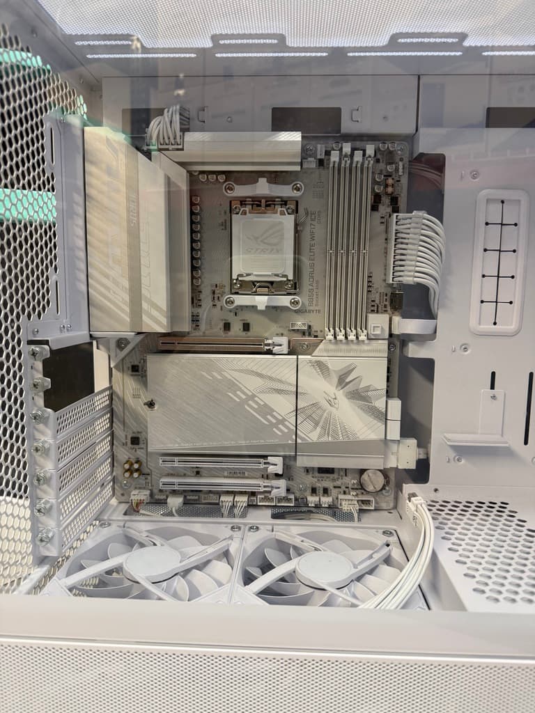 White PC Parts Bundle: B850, RM1000e, Lian Li 207