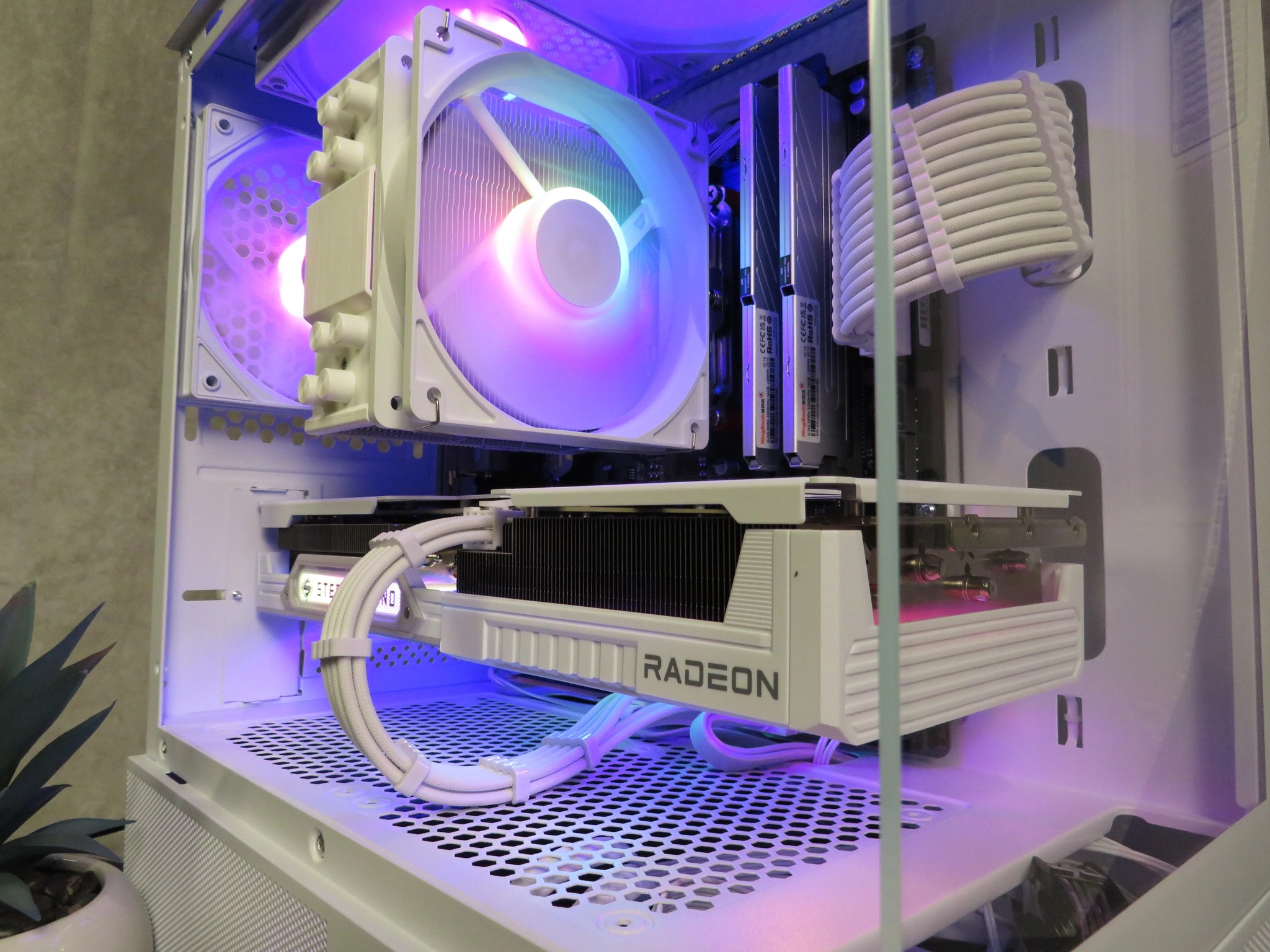RX 9060 XT in White! Ryzen 5 5600X + ASRock Steel Legend RX 9060XT + 32 GB DDR4 + 1 TB NVME