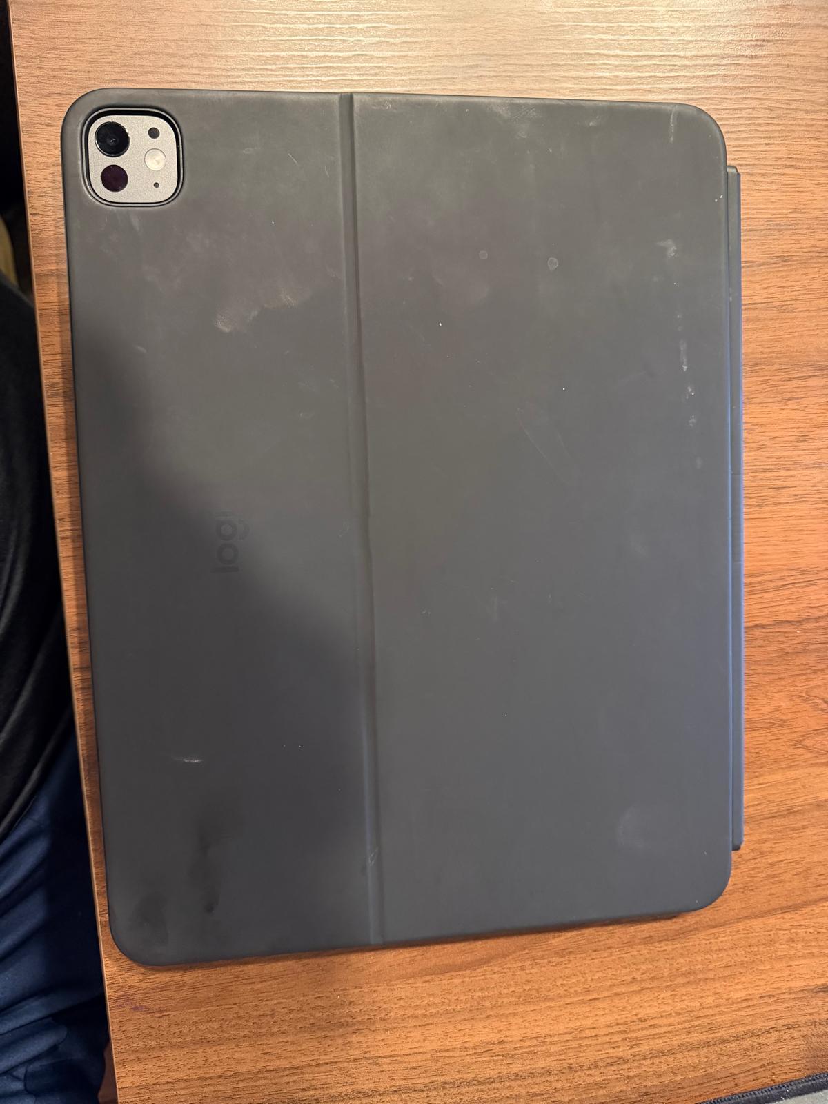 iPad pro 13 inch M4 with Pencil Pro and Logitech - Combo Touch for iPad Pro