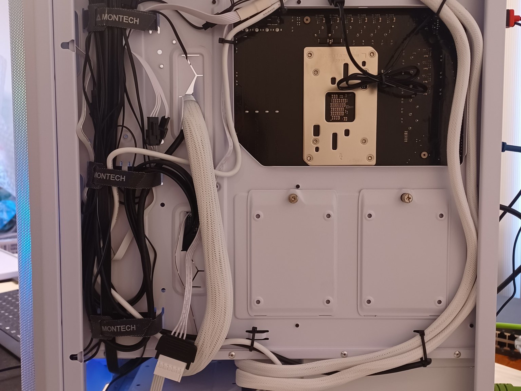[model011unit0] White 1440p Gaming Mid-Tower (RTX 4070 Ti Super + Ryzen 7 9800X3D + 32GB DDR5)