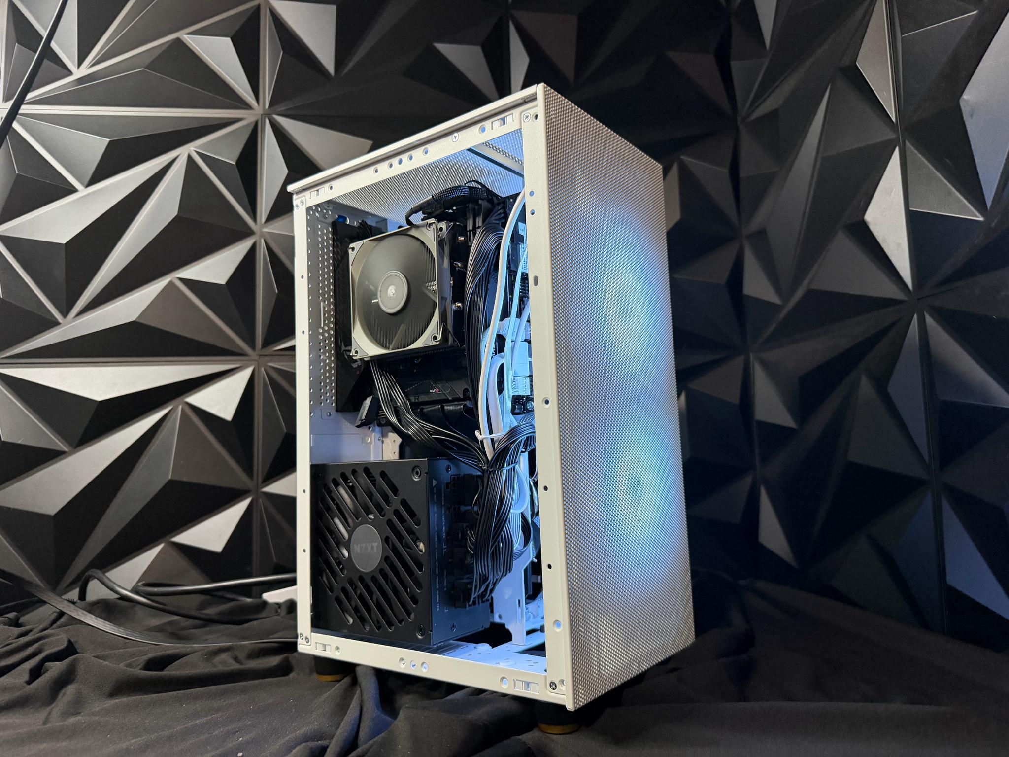 🥛❄️ THE MILK MINI ❄️🥛Ryzen 5 7500X3D| RX 9060XT 16 GB| 32 GB DDR5| 1 TB NVMe| 650W PSU