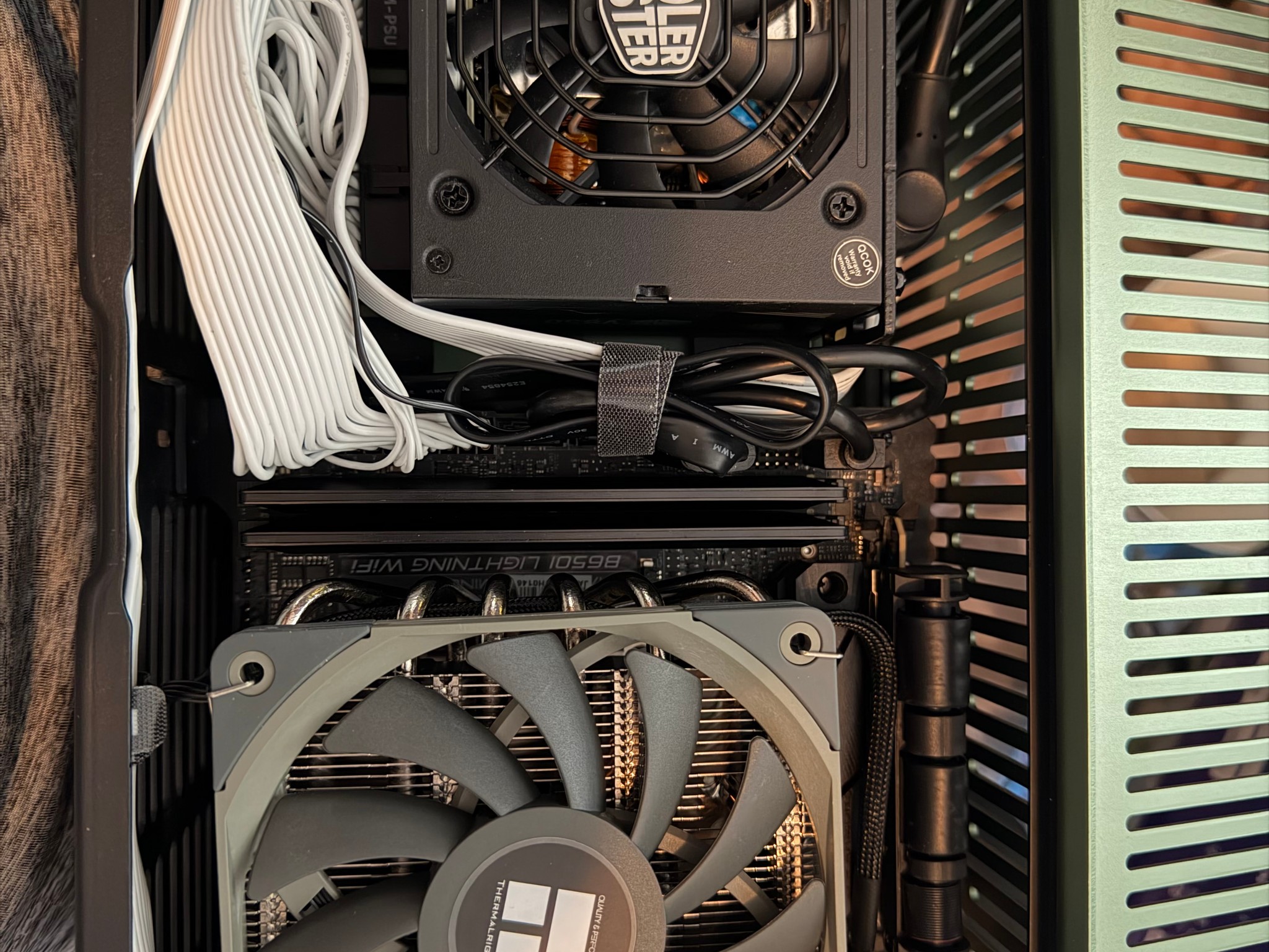 Fractal Design Terra Green 7800X3D, 32GB RAM, 512GB SSD, 7700XT, Win11 Pro Genuine copy!