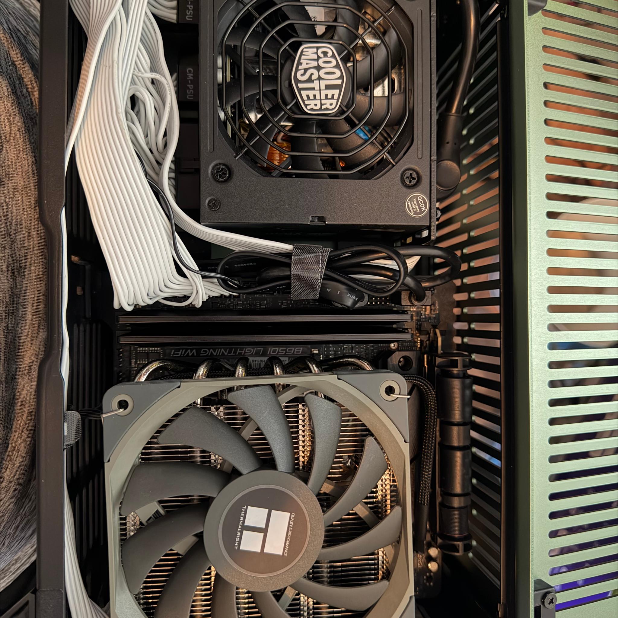 Fractal Design Terra Green 7800X3D, 32GB RAM, 512GB SSD, 7700XT, Win11 Pro Genuine copy!