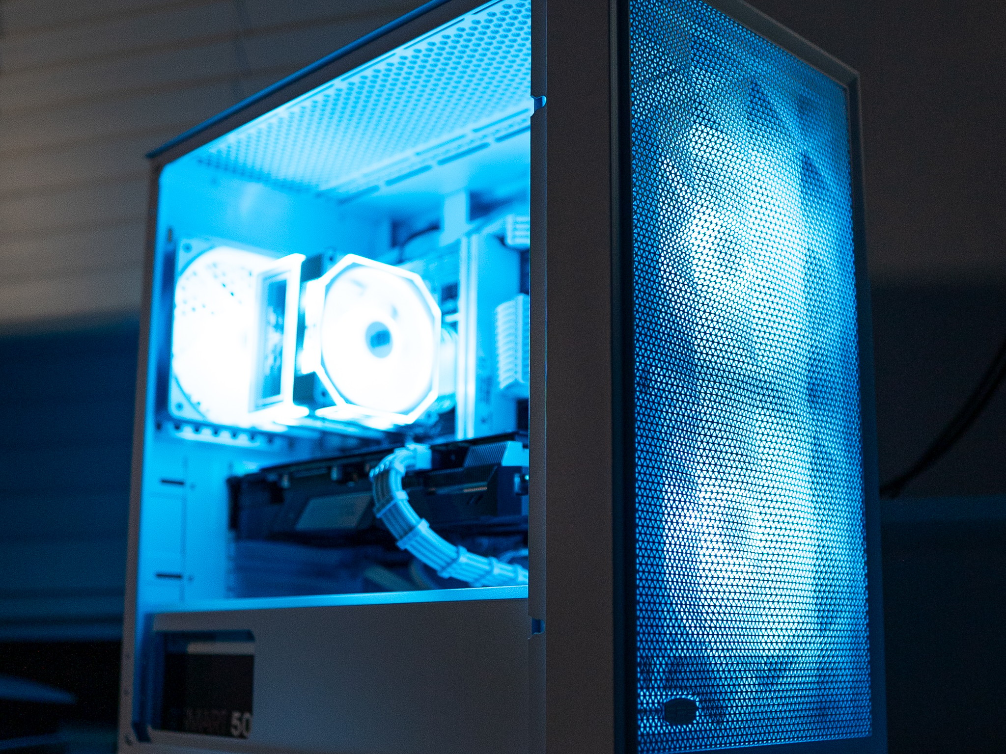 ❄️🌨 | RX 5600XT | INTEL XEON E5-2630 V4 | 16GB DDR4 RAM | 256GB NVME + 2TB HDD | Arctic Freeze 3.0