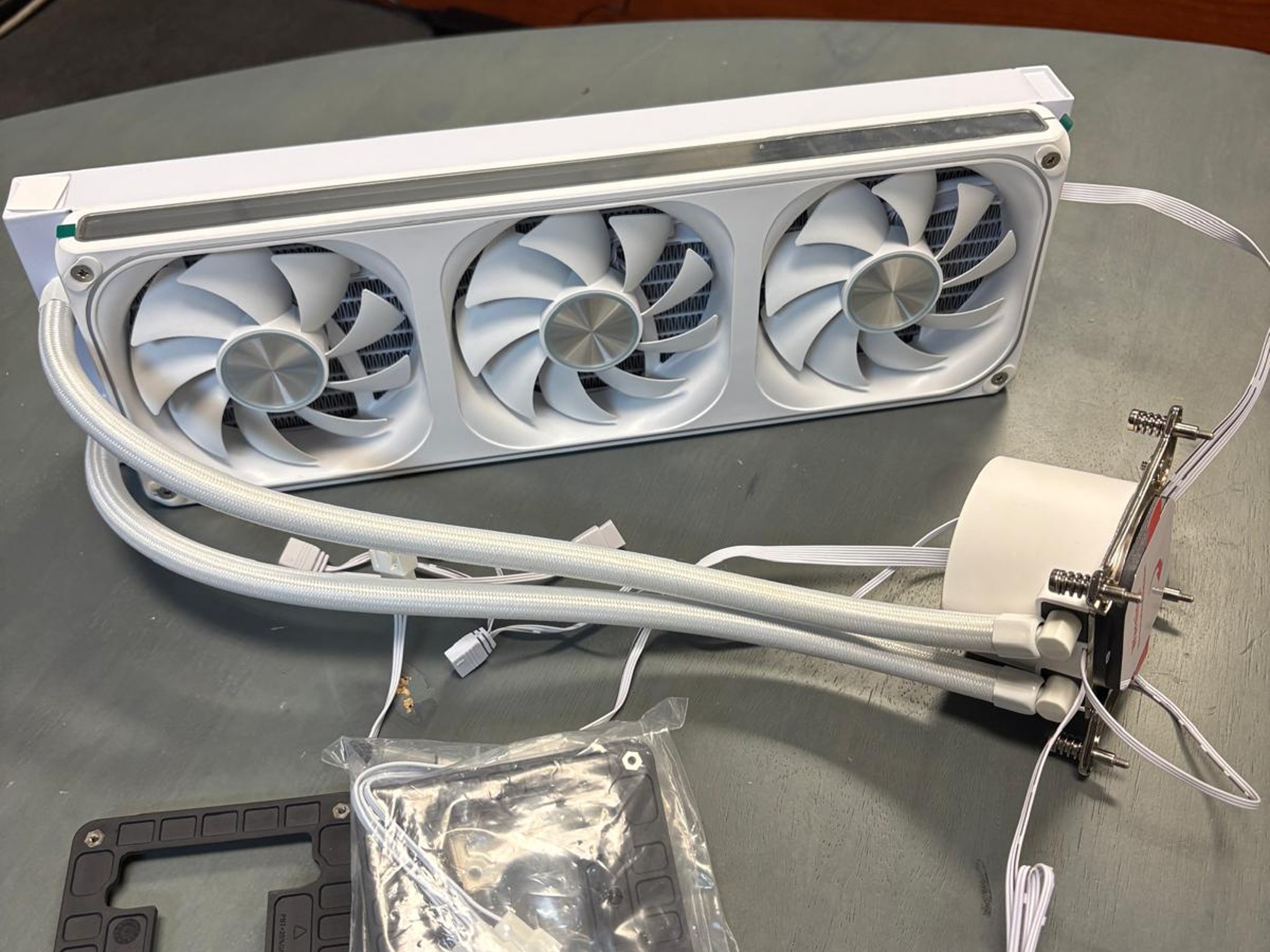NEW - White Compact Dual-Chamber Mid Tower Airflow Case with Tempered Glass