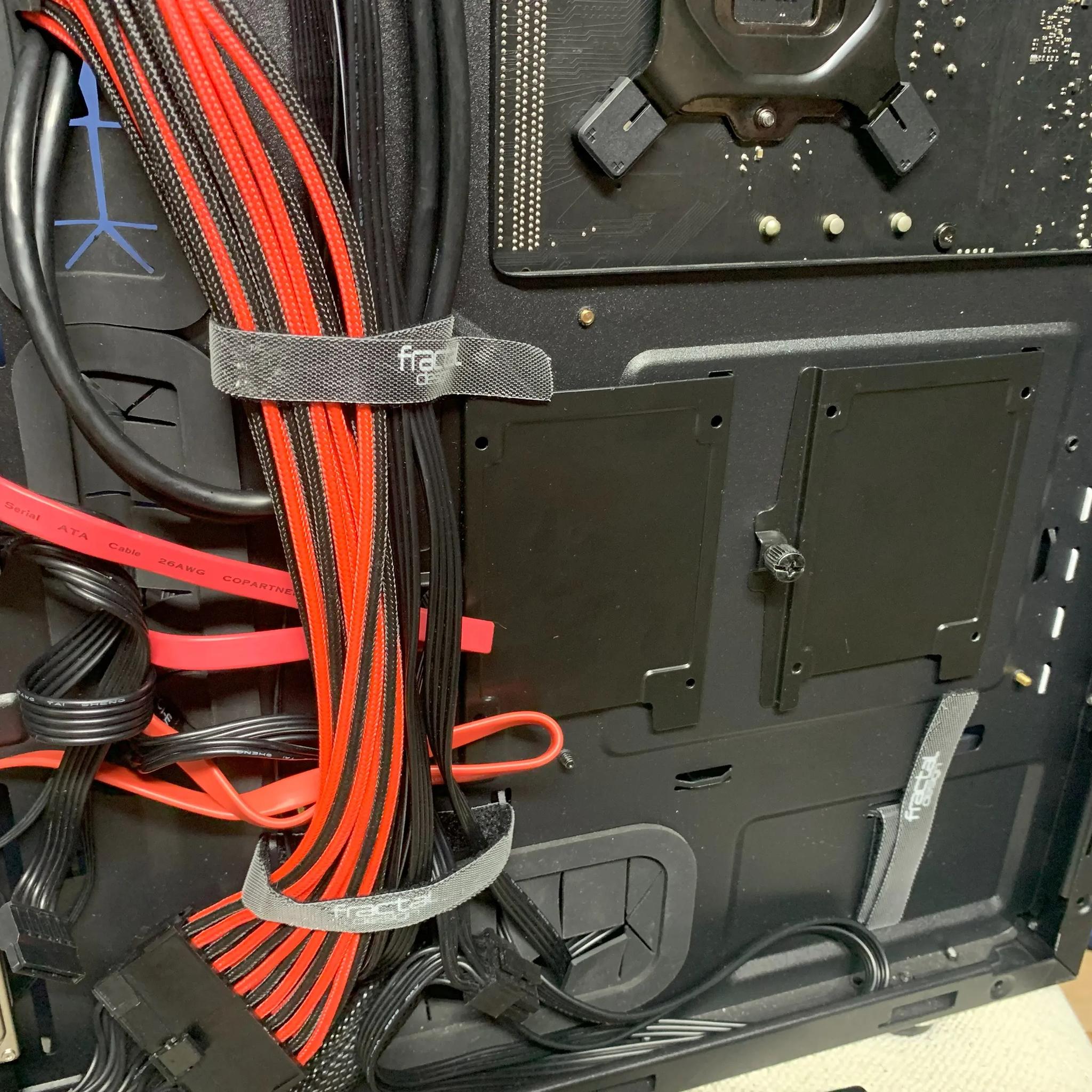 Intel i7 7700, RX 580 8GB, 32GB RAM, Fractal Design Define-S