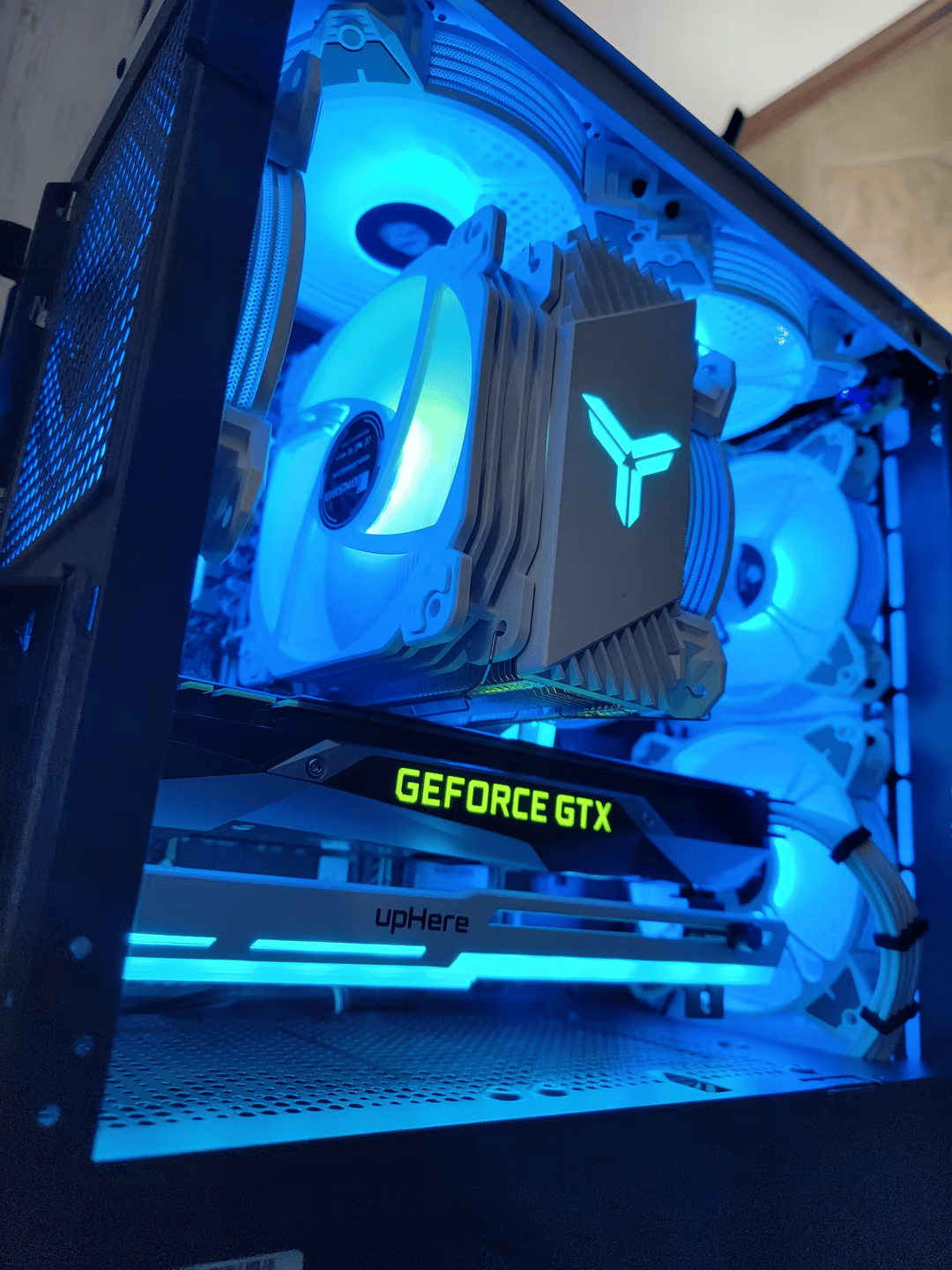 Off-White : Custom Gaming PC (i3-10100F, 16gb ddr4, GTX 1080, 256GB NVME SSD, 2TB HDD)