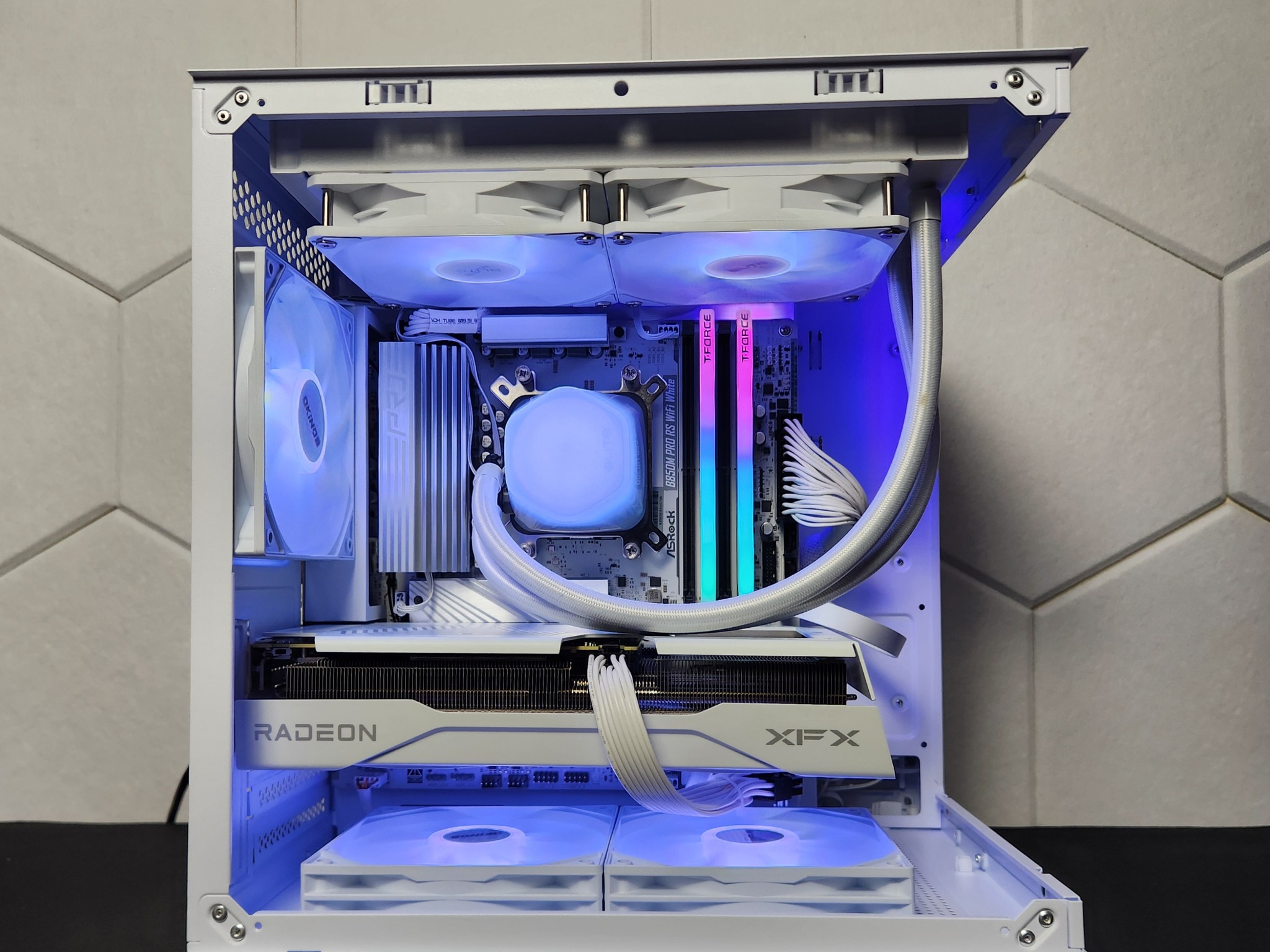 RX 9060XT 8GB | Ryzen 5 9600X | 16GB DDR5 | 1TB SSD | Wifi+BT "The Yeti"