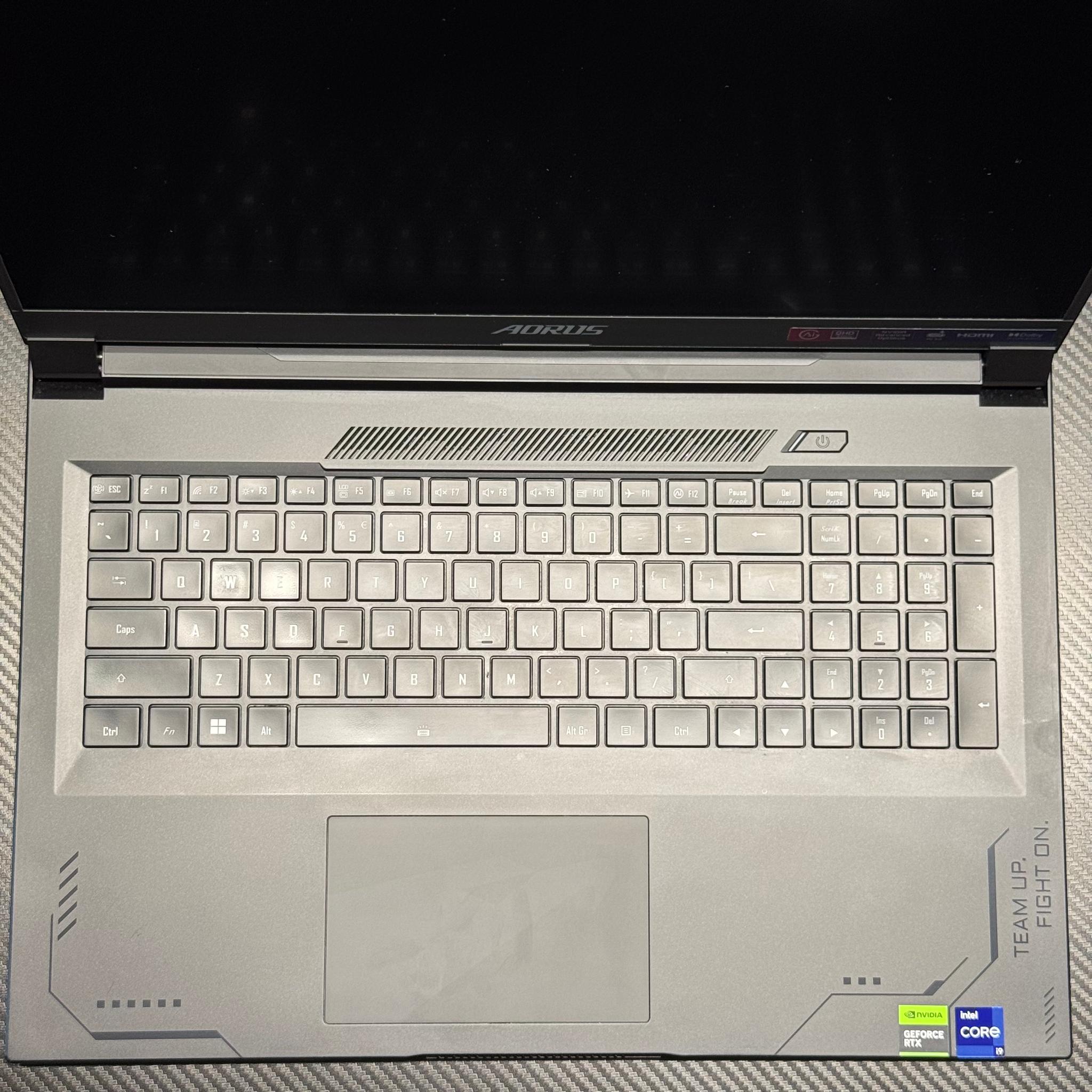 RTX 4080 / i9-14900HX / 32GB DDR5 Ram / 2TB SSD / 240Hz refresh rate