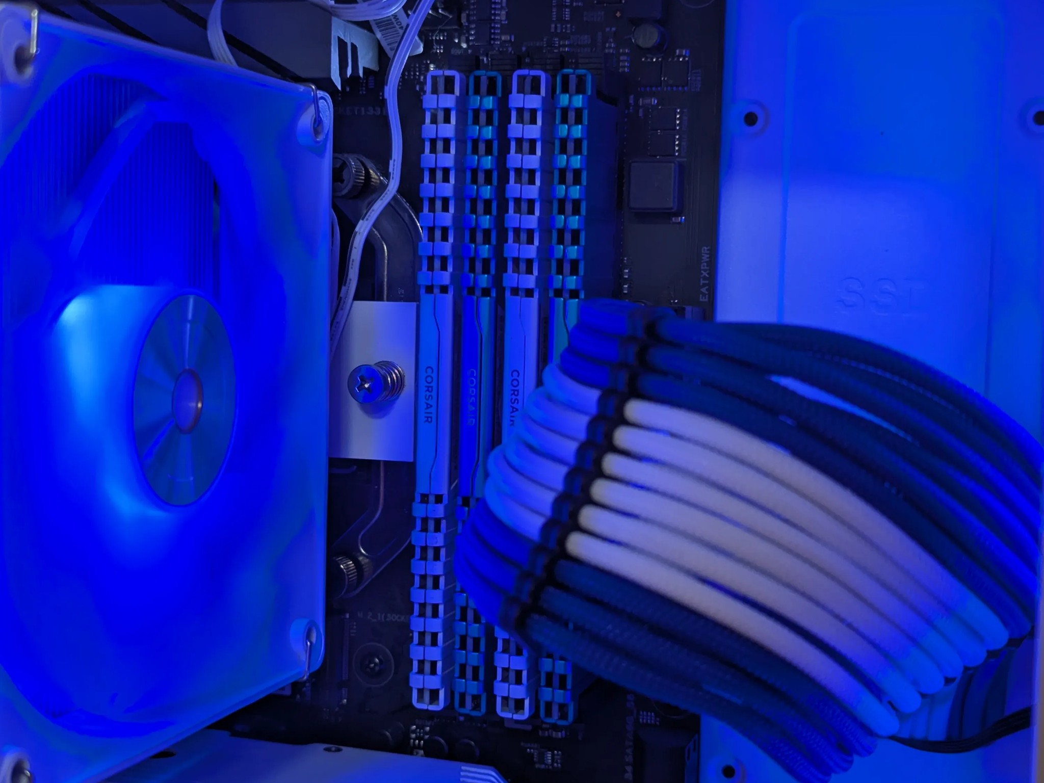 🧊 Frozone – White & Blue RTX 3060 Ti Build | 3700X + 1TB NVMe + 32GB DDR4 🎮❄️
