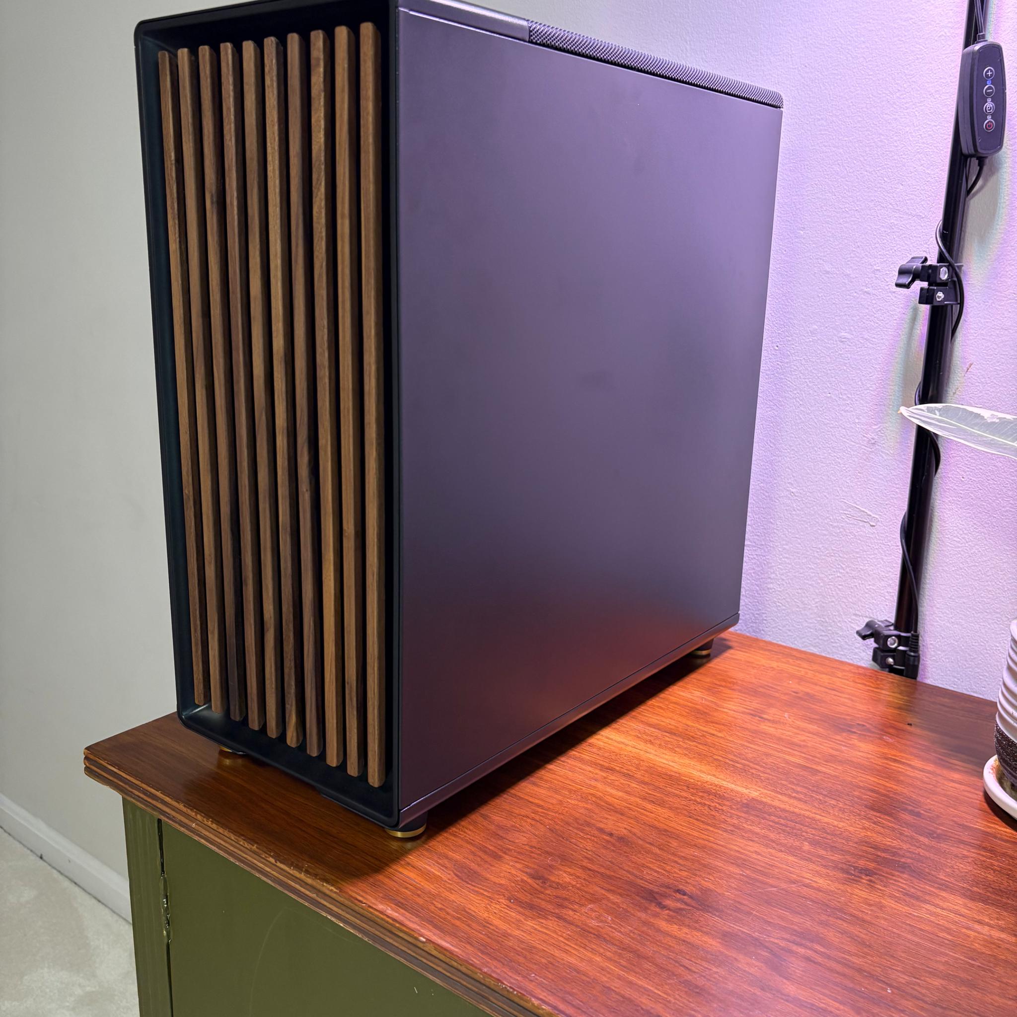RTX 5070TI | Ryzen 7 7700X | 32GB DDR5 | 2TB SSD | 750W PSU | 5 x Fans | Fractal North ATX TG