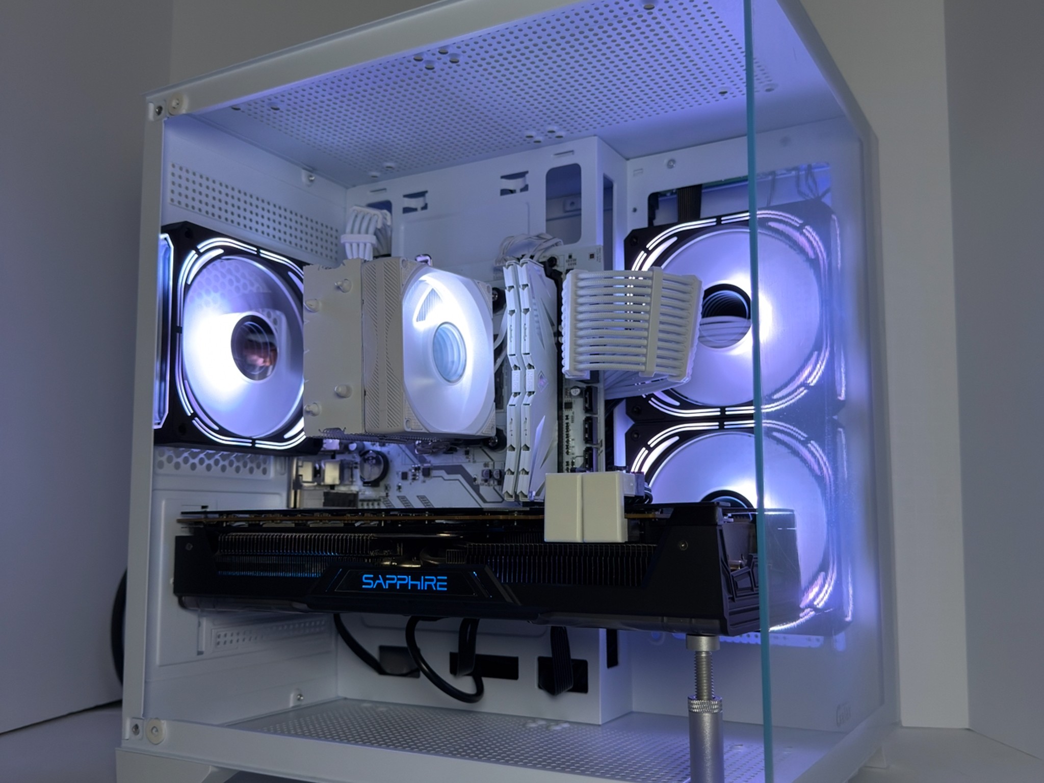 🌐WHITEOUT🌐 1080p | RX Vega 64 | Ryzen 5 3600 | 16GB DDR4 3200MHz | 1TB M.2 NVMe