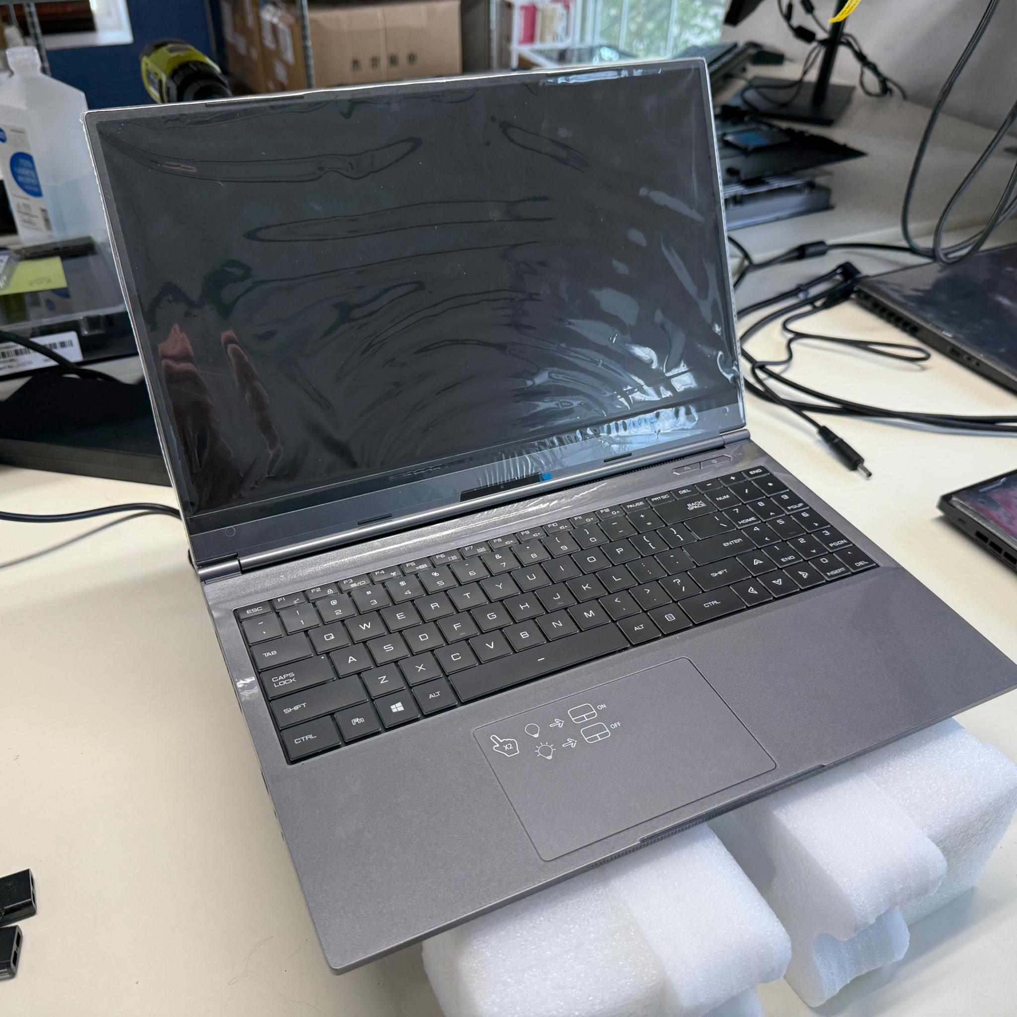 Eluktronics Max-15, i7-10875H, RTX 2060, 32GB Ram, 2x 512GB SSD