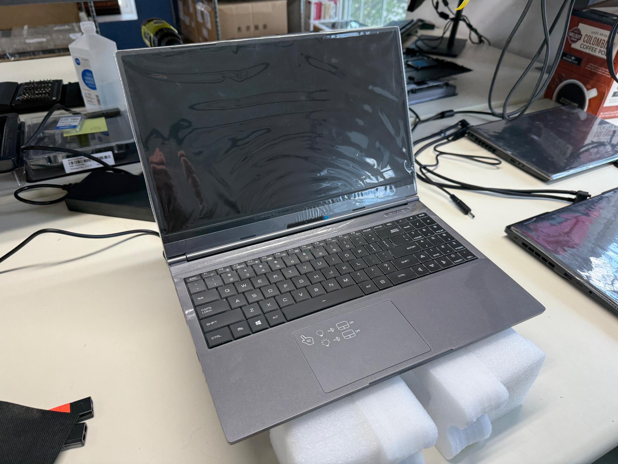 Eluktronics Max-15, i7-10875H, RTX 2060, 32GB Ram, 2x 512GB SSD